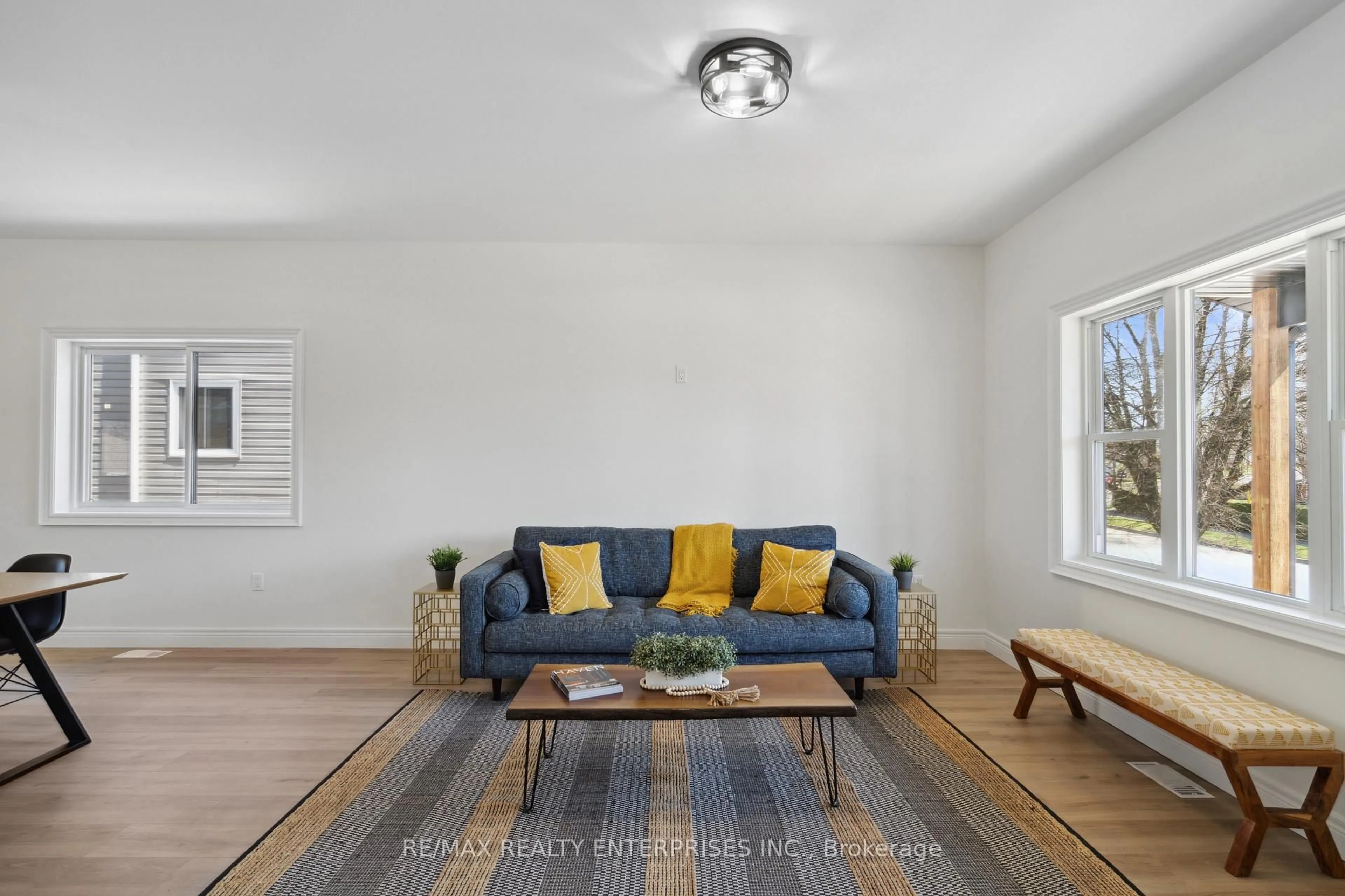 Living room with furniture, unknown for 40 McMaster Ave, Welland Ontario L3B 3S8