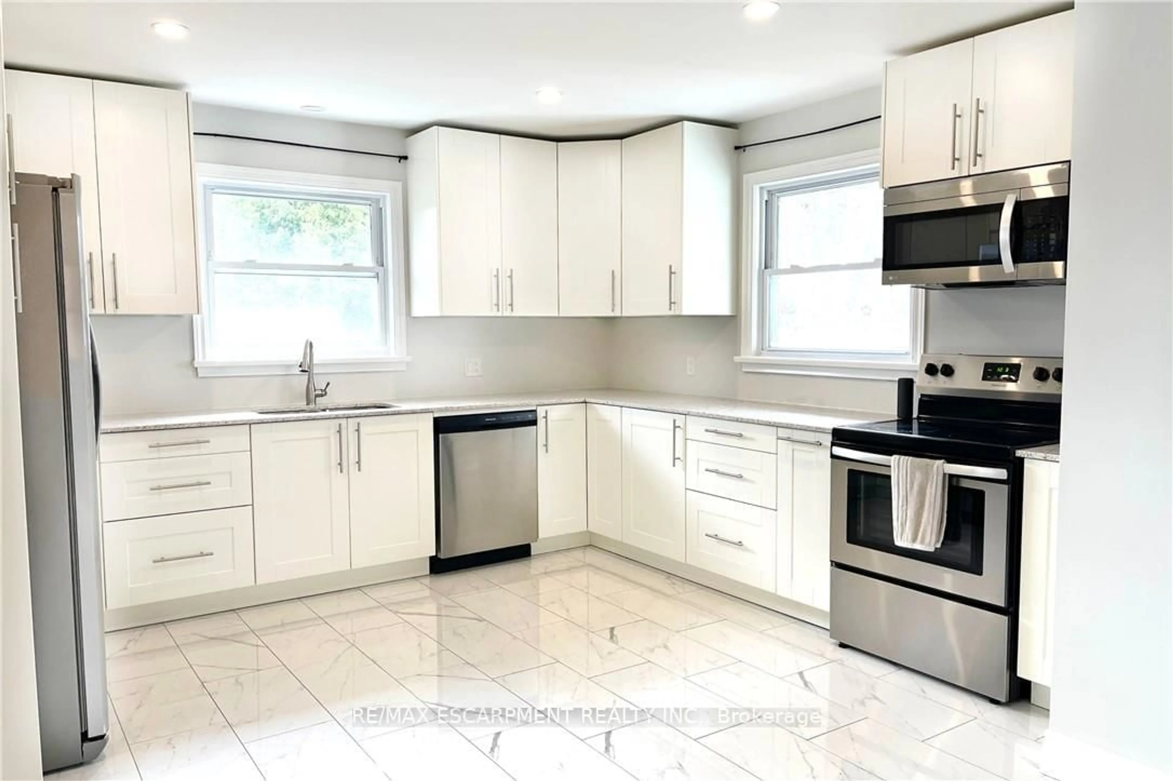 Open concept kitchen, ceramic/tile floor for 557 Lake St, St. Catharines Ontario L2N 4J1
