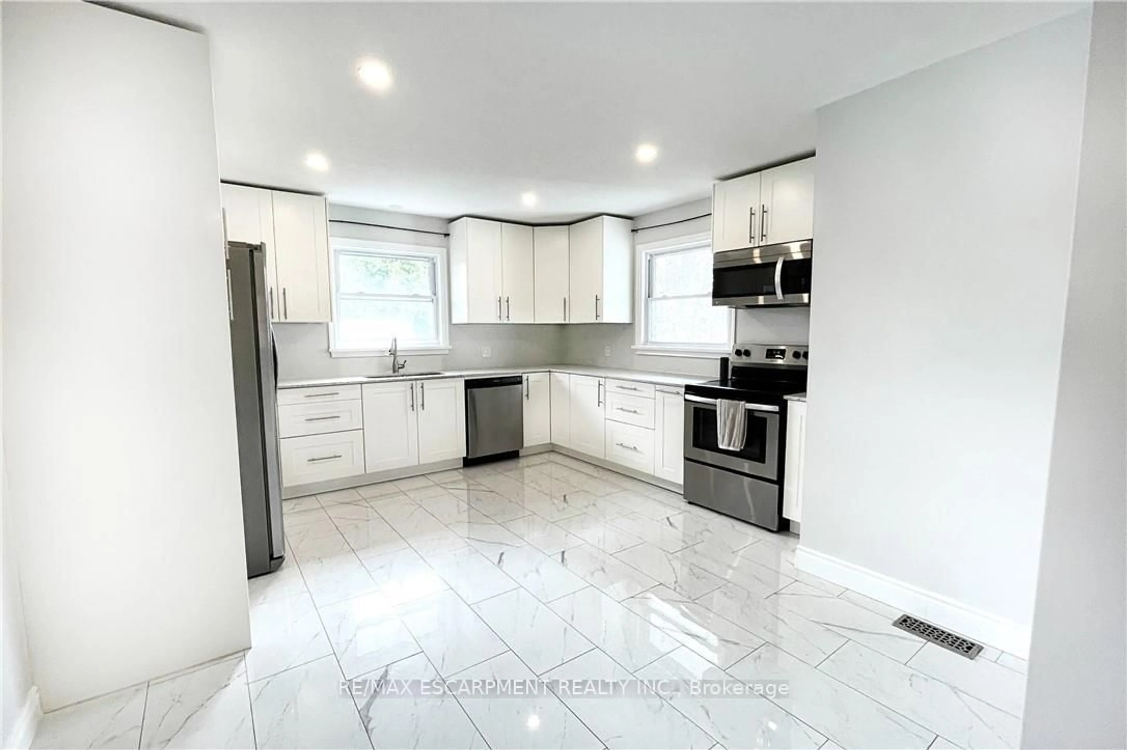 Open concept kitchen, ceramic/tile floor for 557 Lake St, St. Catharines Ontario L2N 4J1