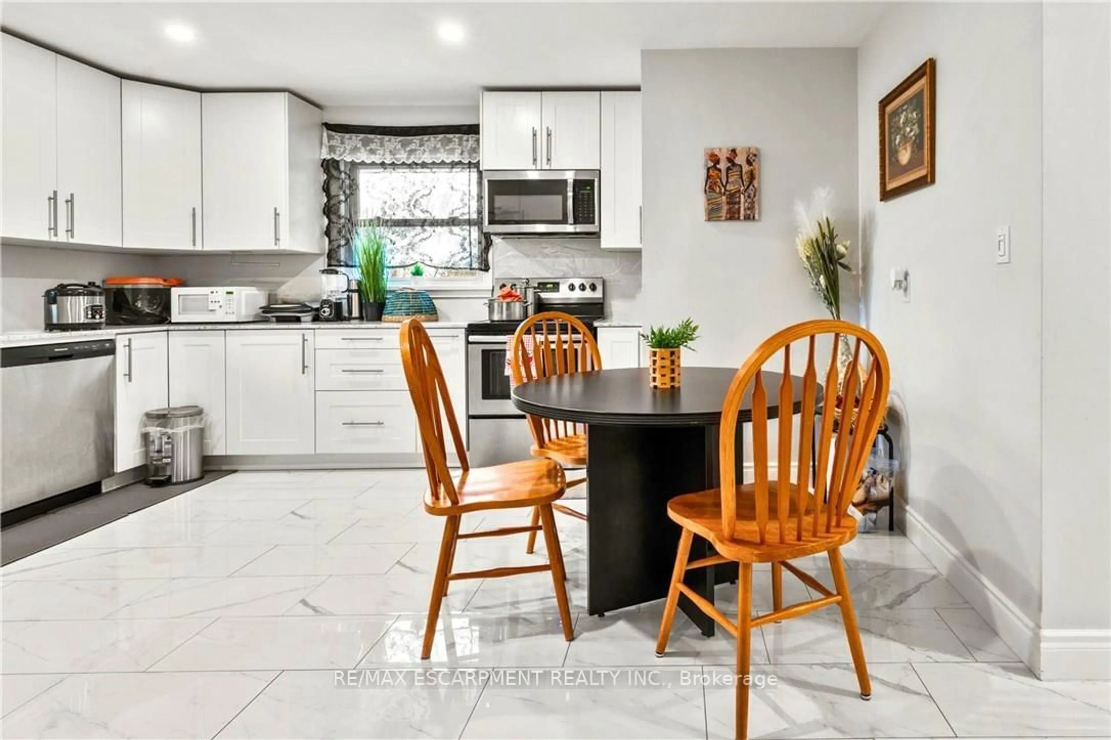 Open concept kitchen, ceramic/tile floor for 557 Lake St, St. Catharines Ontario L2N 4J1