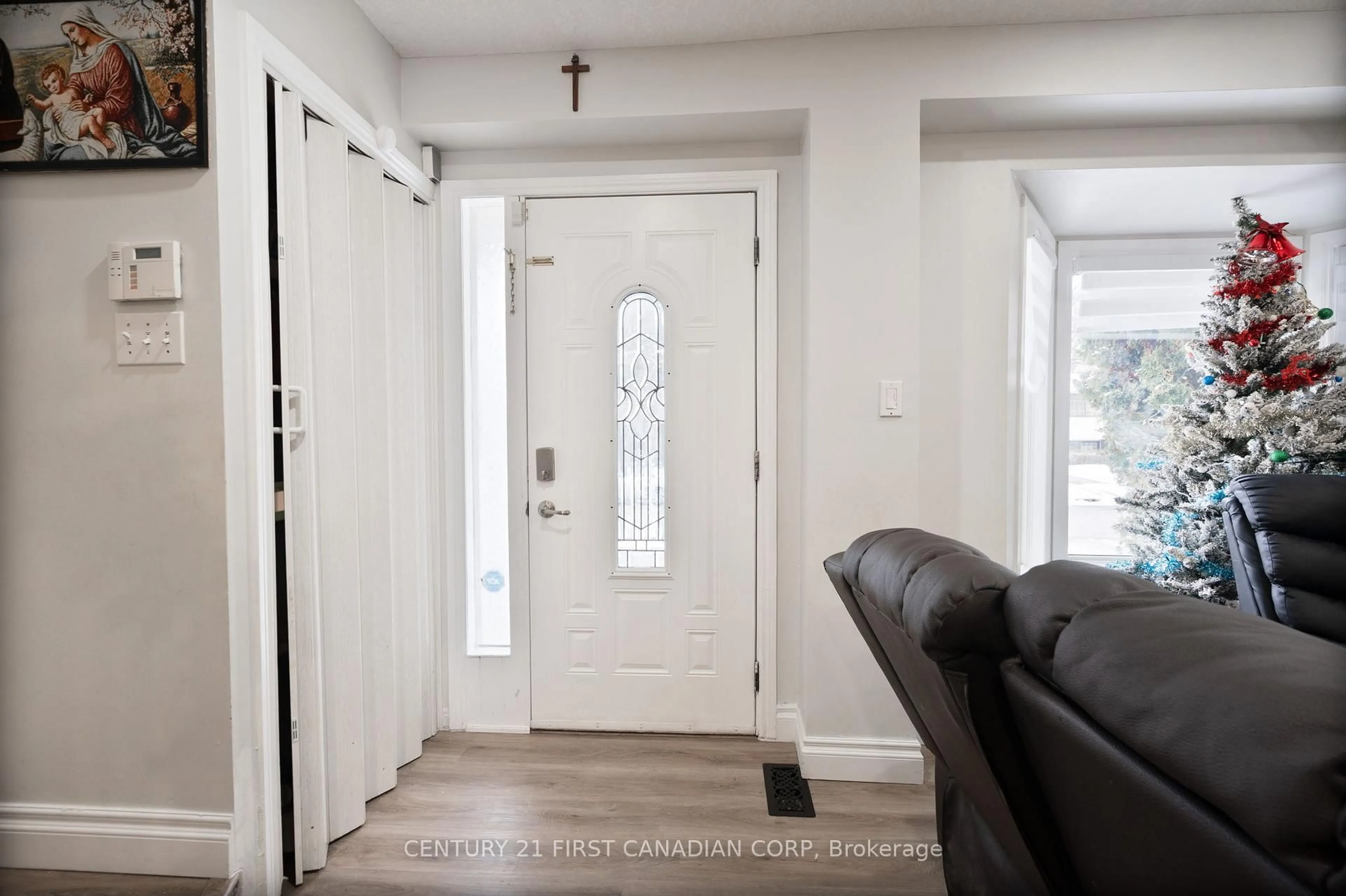 Indoor entryway for 345 Banbury Cres, London South Ontario N5Z 4V1
