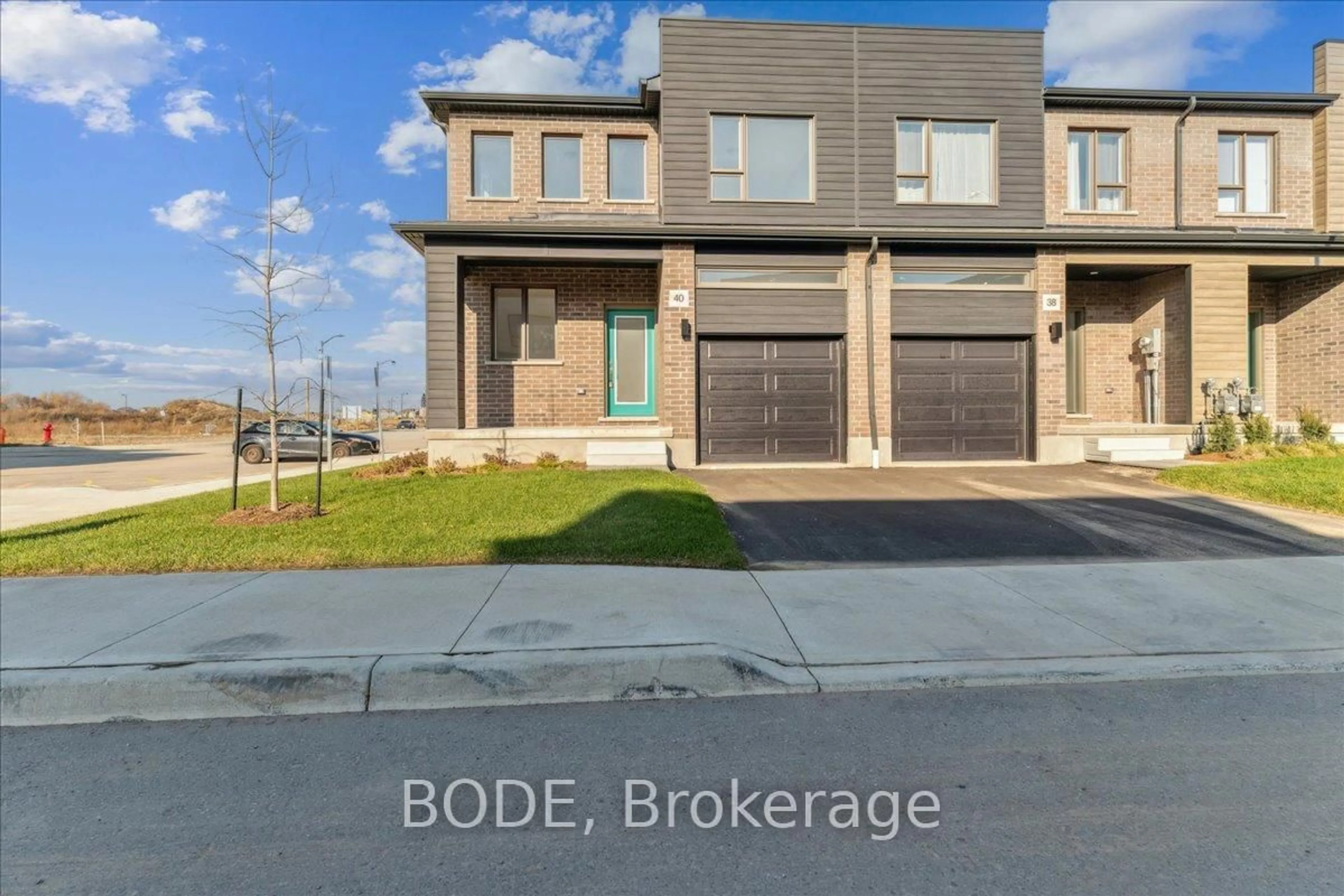 Home with brick exterior material, street for 40 Oak Forest Common, Cambridge Ontario N1S 0G3