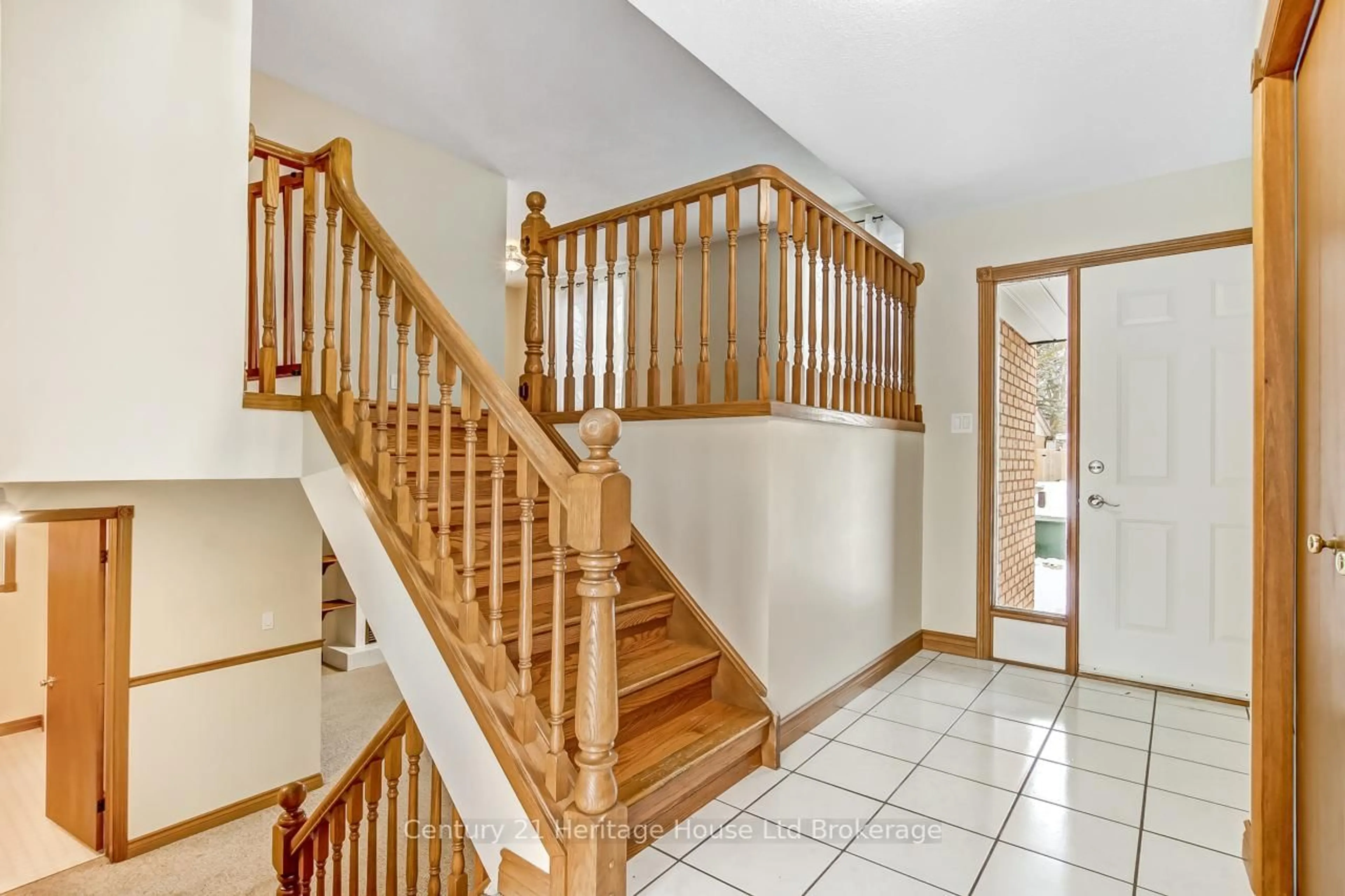 Indoor foyer for 218 Diefenbaker Dr, Woodstock Ontario N4S 8T4
