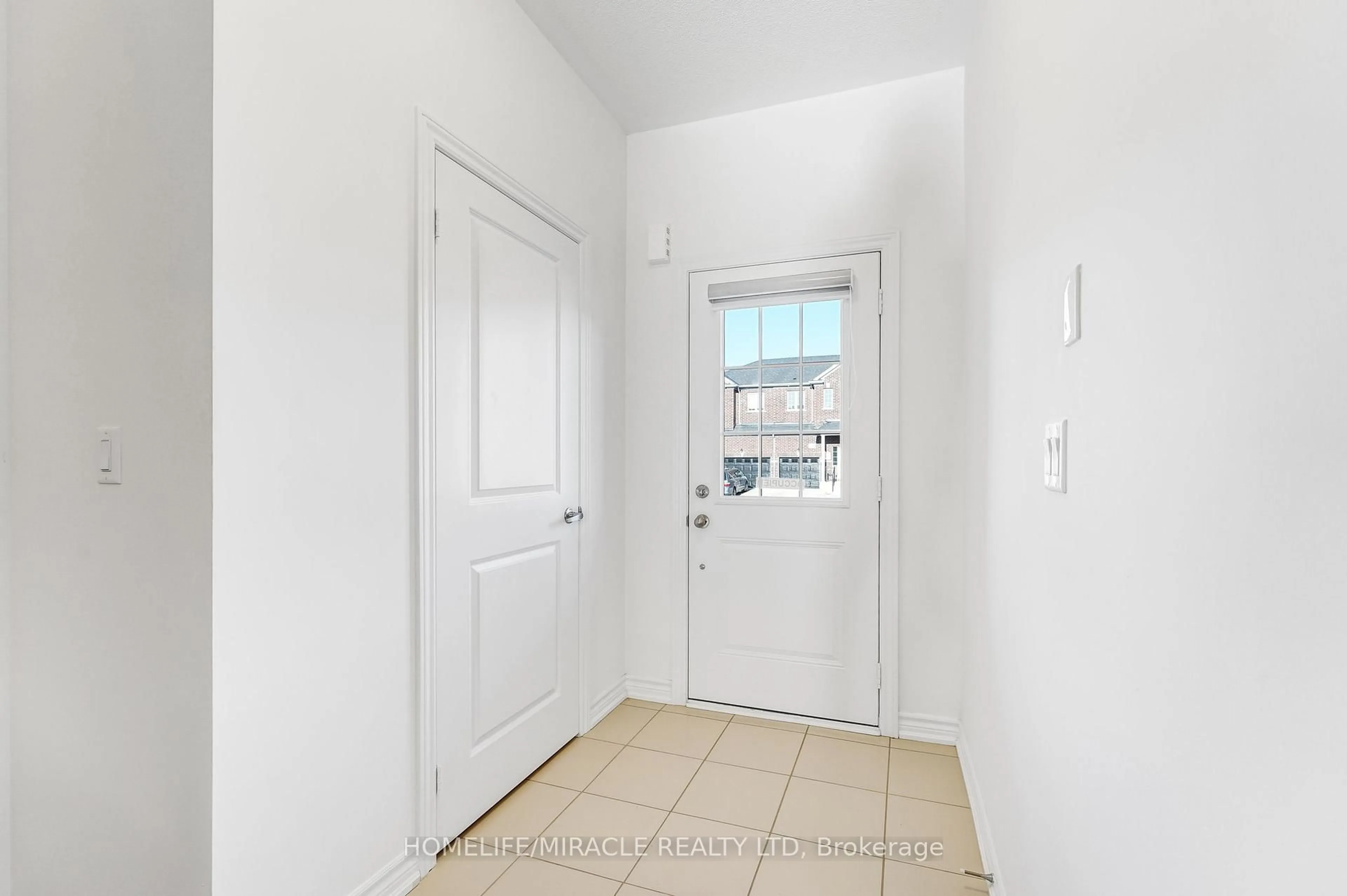 Indoor entryway for 117 Stocks Ave, Southgate Ontario N0C 1B0