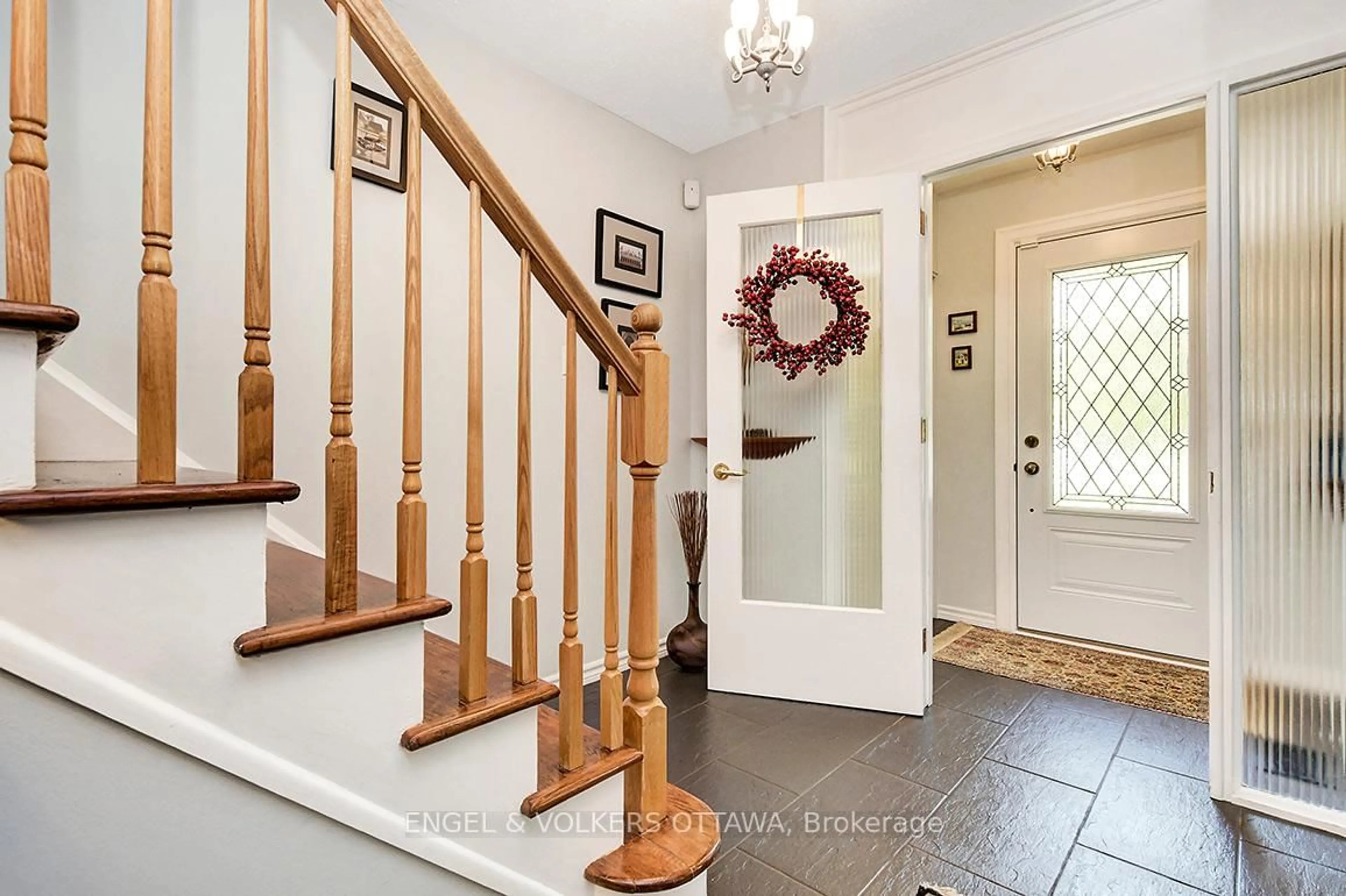 Indoor entryway for 1885 Louisiana Ave, Ottawa Ontario K1H 6T8