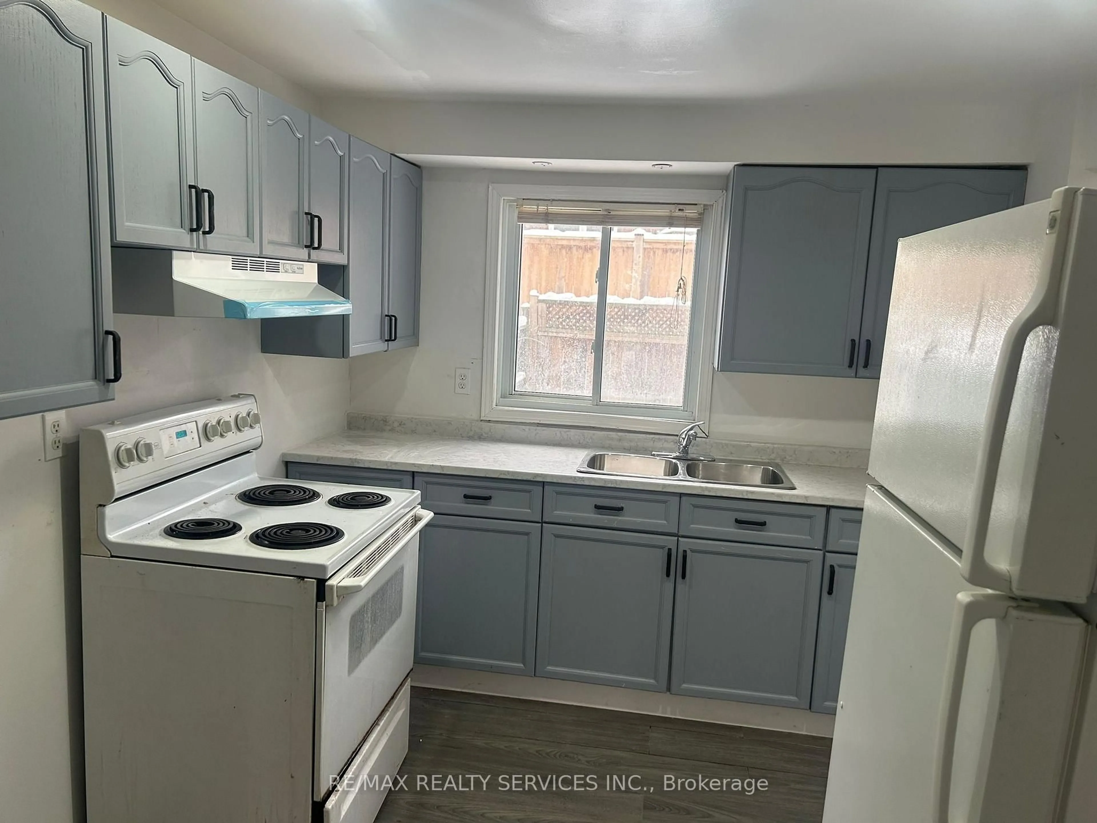 Standard kitchen, unknown for 441 Parkview Cres, Cambridge Ontario N3H 4Y3