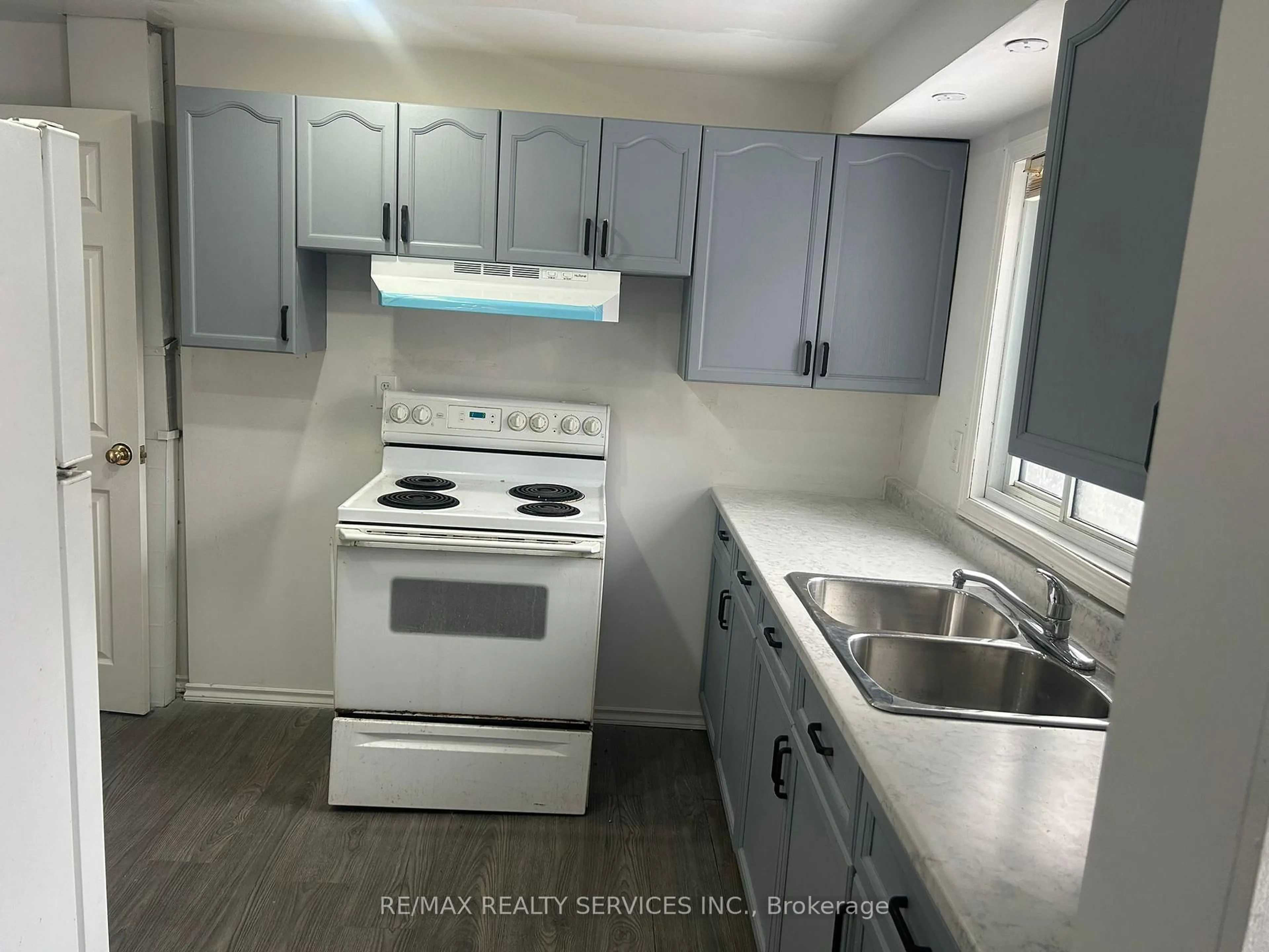 Standard kitchen, unknown for 441 Parkview Cres, Cambridge Ontario N3H 4Y3