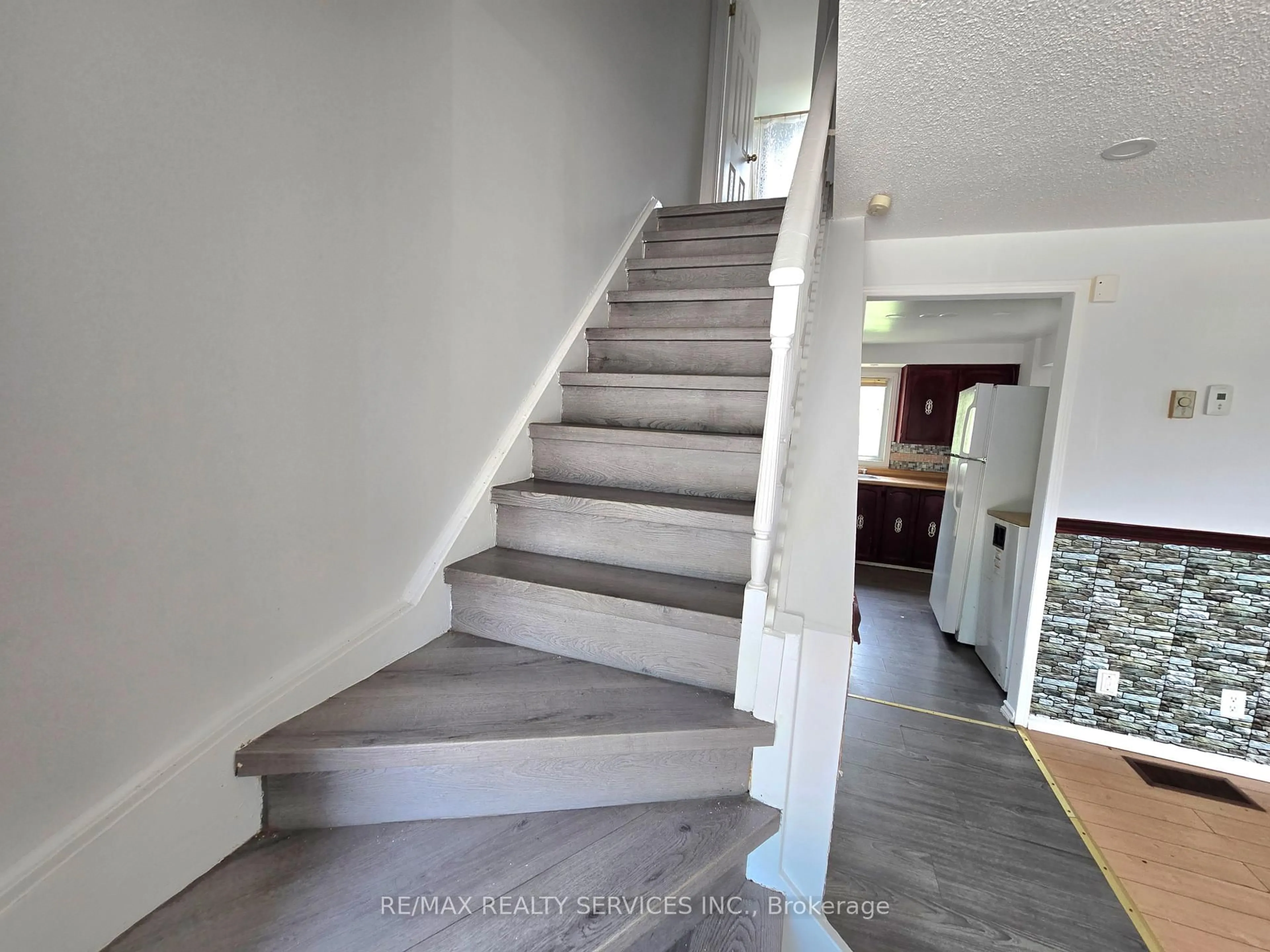 Stairs for 441 Parkview Cres, Cambridge Ontario N3H 4Y3