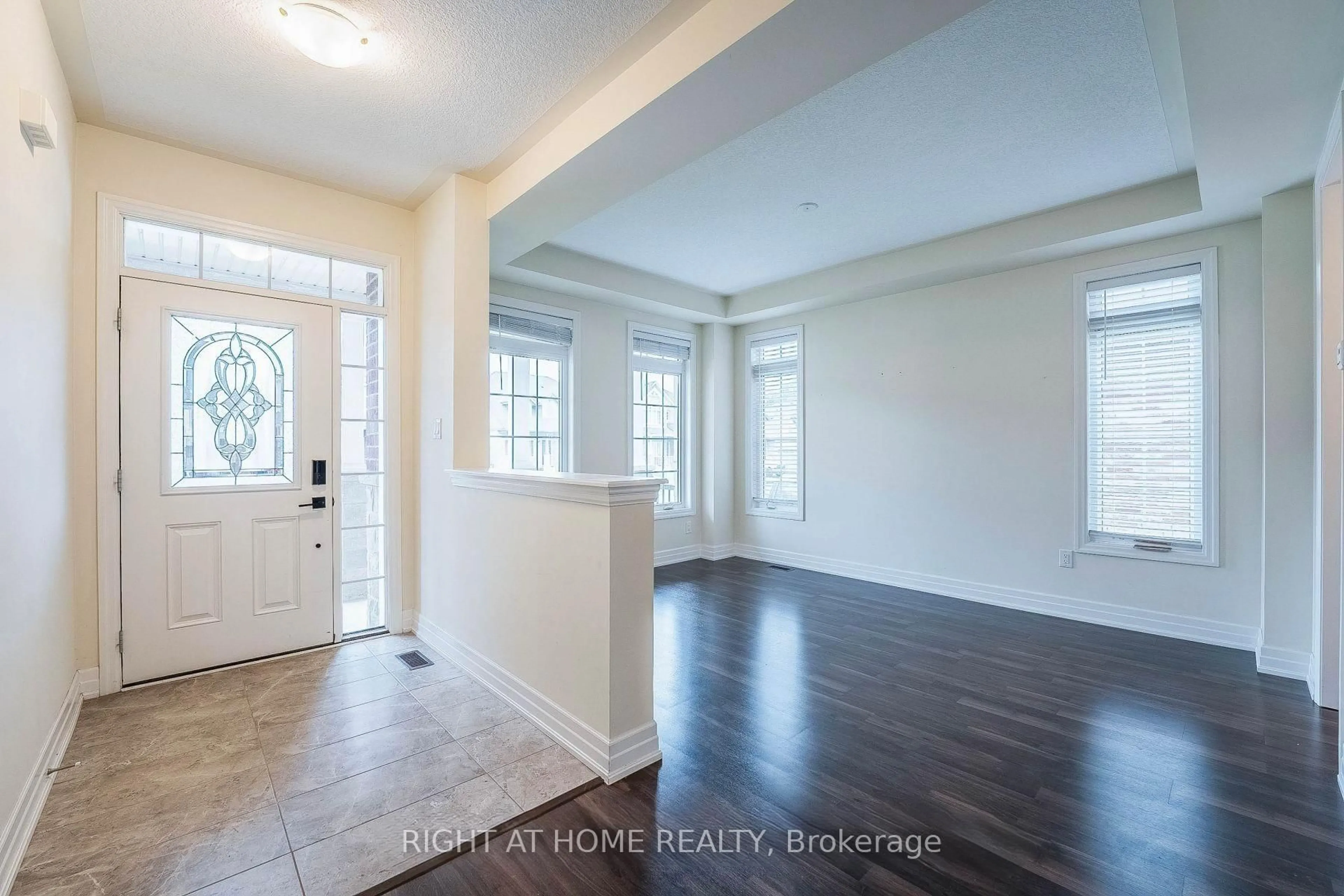 Indoor entryway for 9486 Tallgrass Ave, Niagara Falls Ontario L2G 0Y2
