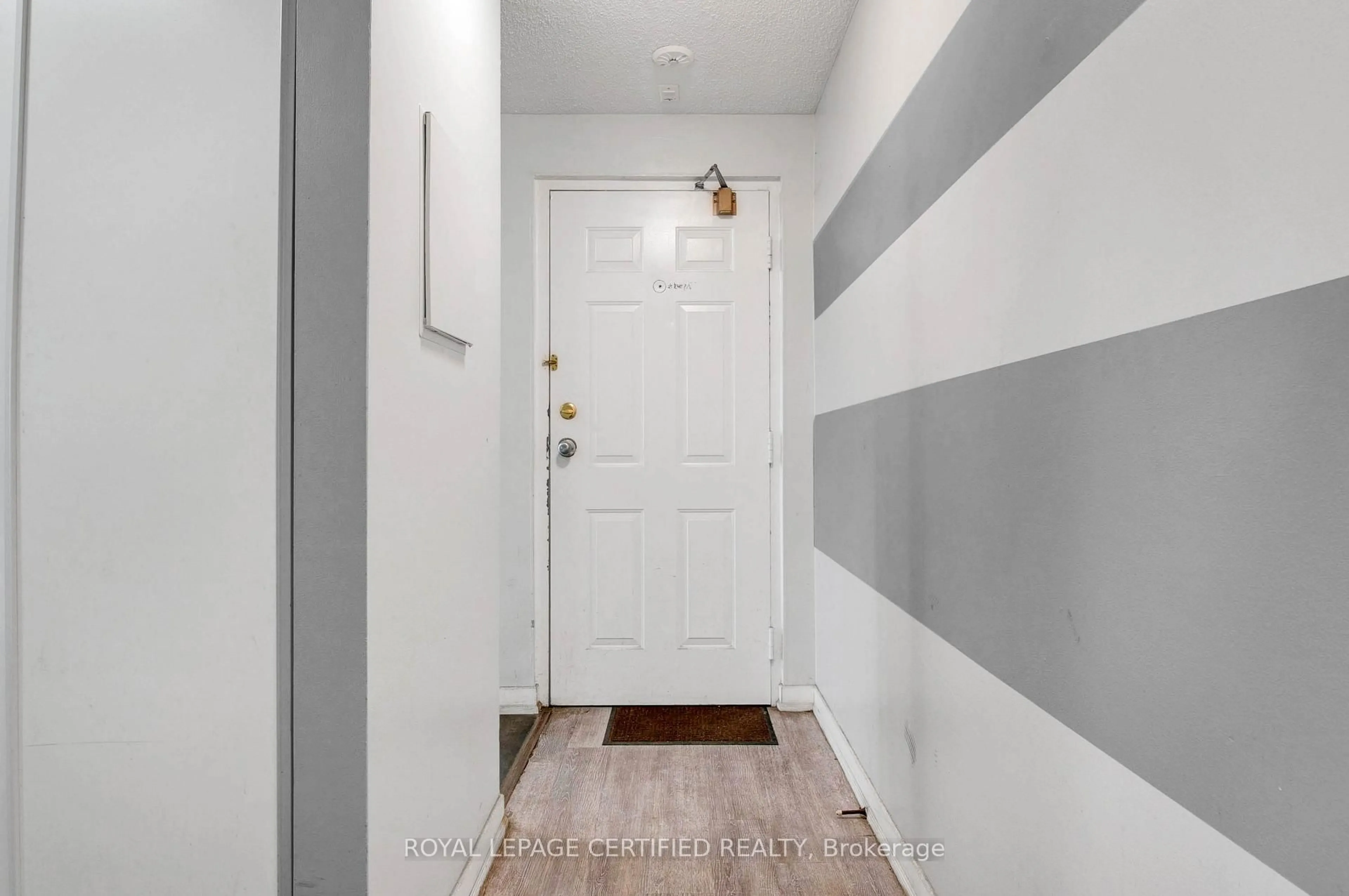 Indoor entryway for 626 FIRST St #301, London East Ontario N5V 2A2
