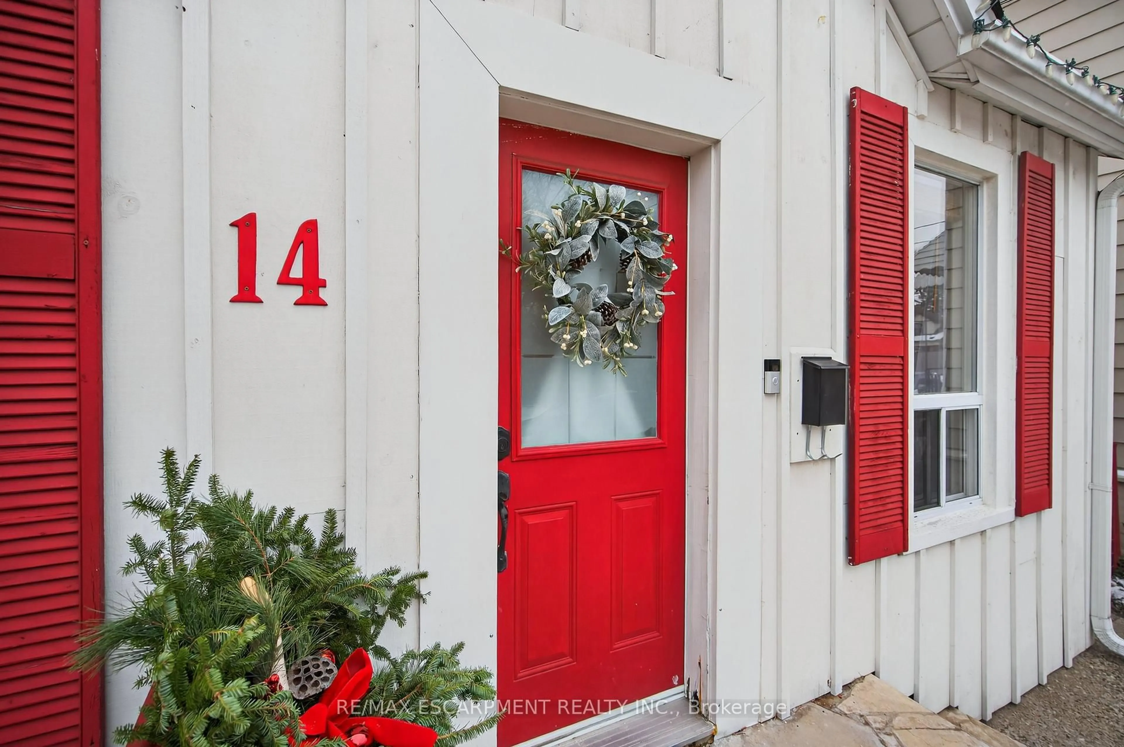 Indoor entryway for 14 Lochearne St, Hamilton Ontario L8R 1V8