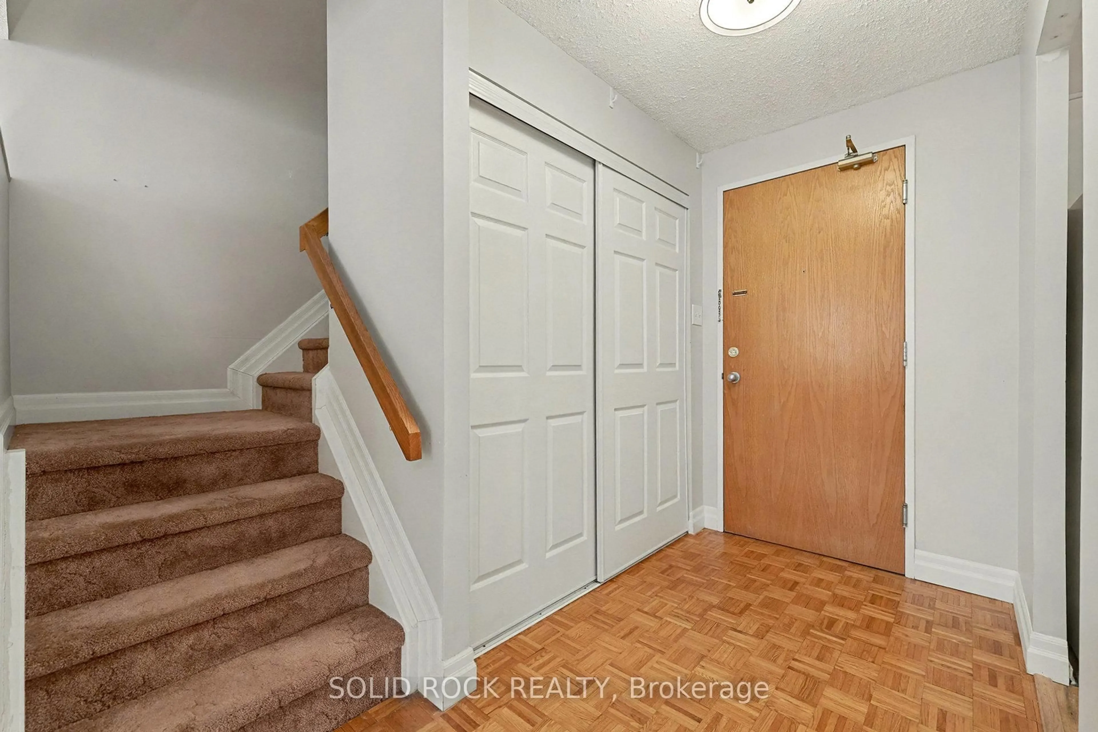 Indoor entryway for 2871 Richmond Rd #108, Ottawa Ontario K2B 8M5