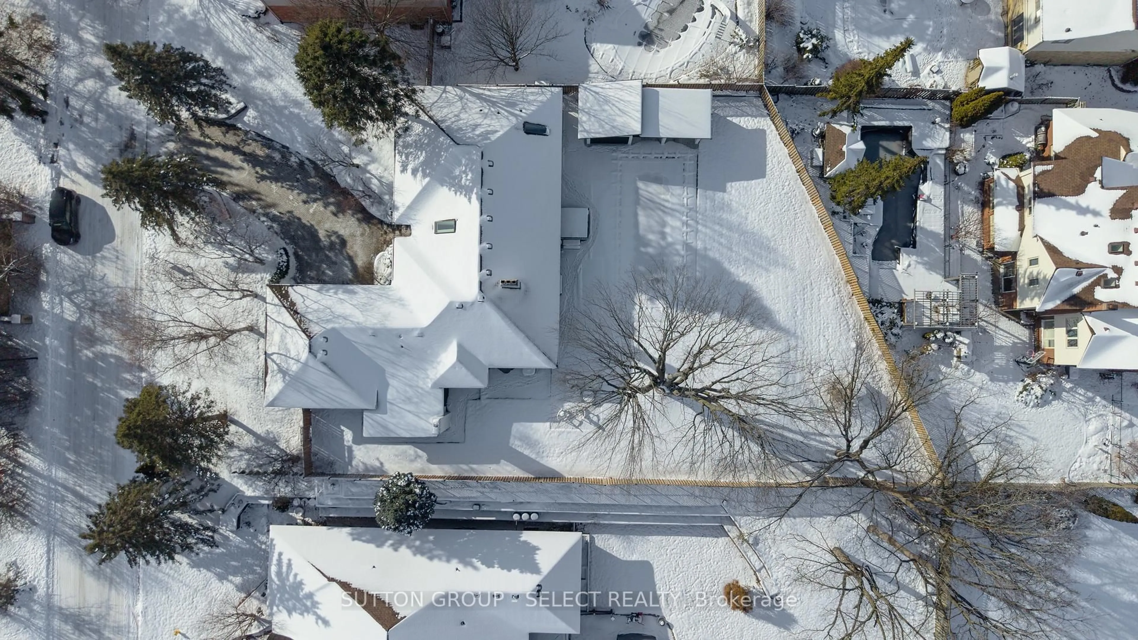 A pic from outside/outdoor area/front of a property/back of a property/a pic from drone, street for 288 Windermere Crt, London North Ontario N6G 4J5