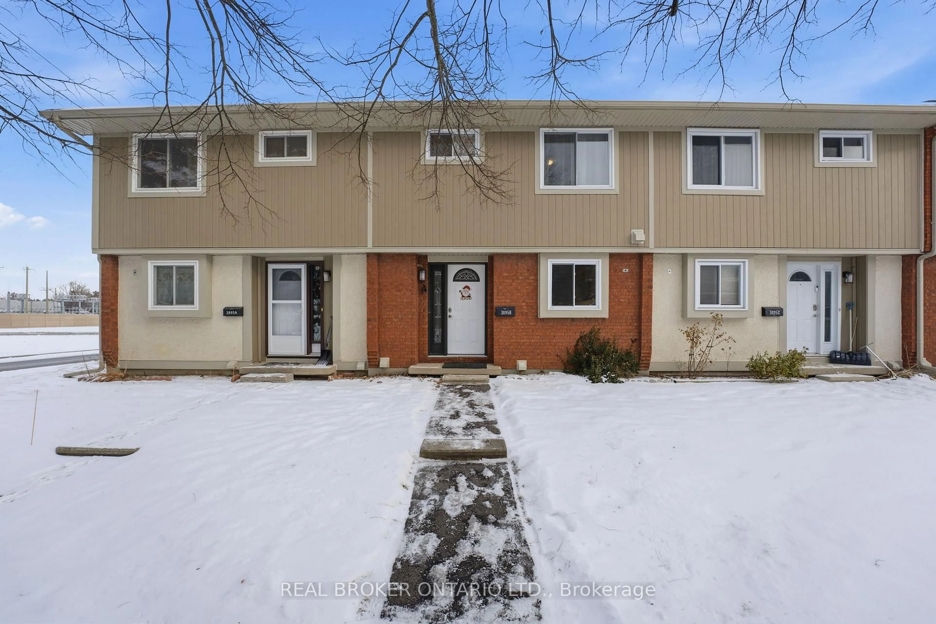 A pic from outside/outdoor area/front of a property/back of a property/a pic from drone, street for 3895 Old Richmond Rd #B, Ottawa Ontario K2H 8T8