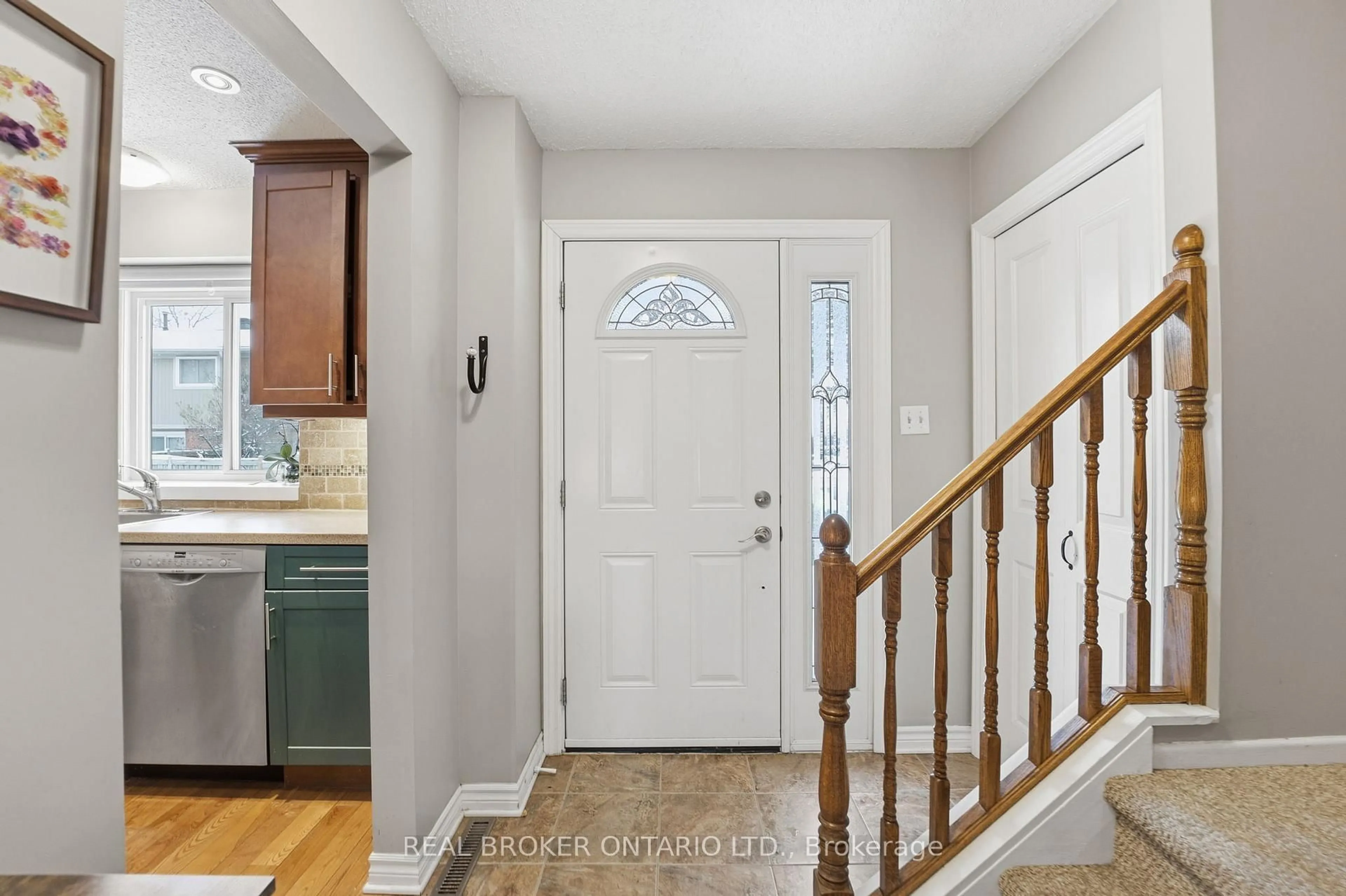 Indoor entryway for 3895 Old Richmond Rd #B, Ottawa Ontario K2H 8T8