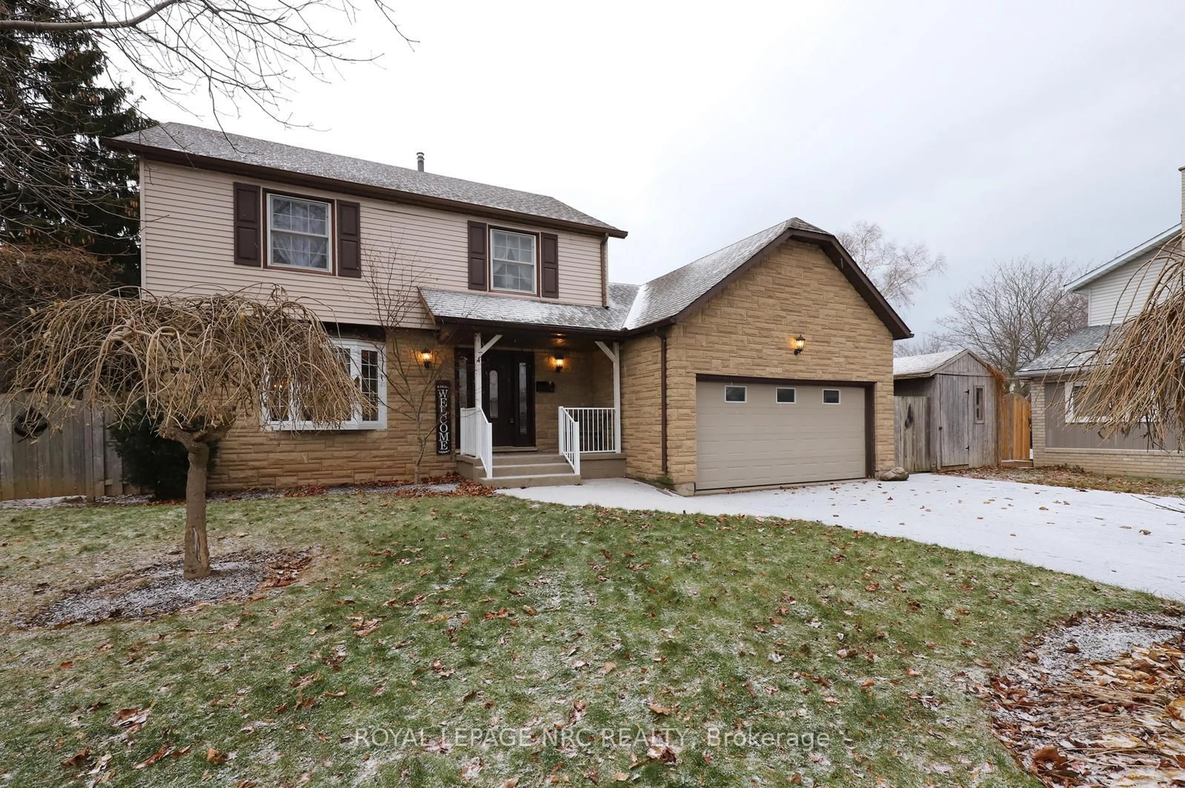 Home with brick exterior material, street for 4 Cindy Crt, Grimsby Ontario L3M 4N9