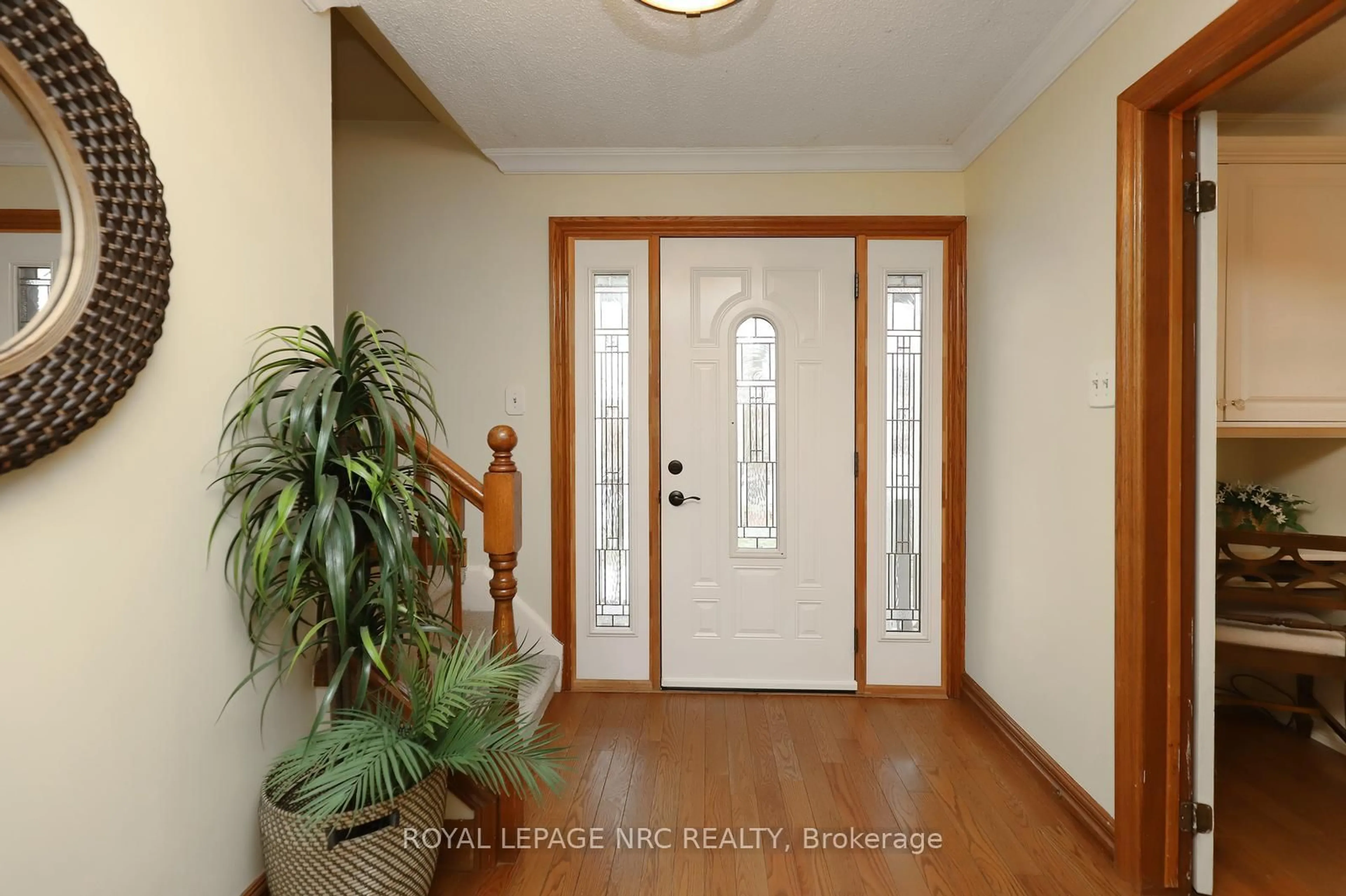 Indoor entryway for 4 Cindy Crt, Grimsby Ontario L3M 4N9