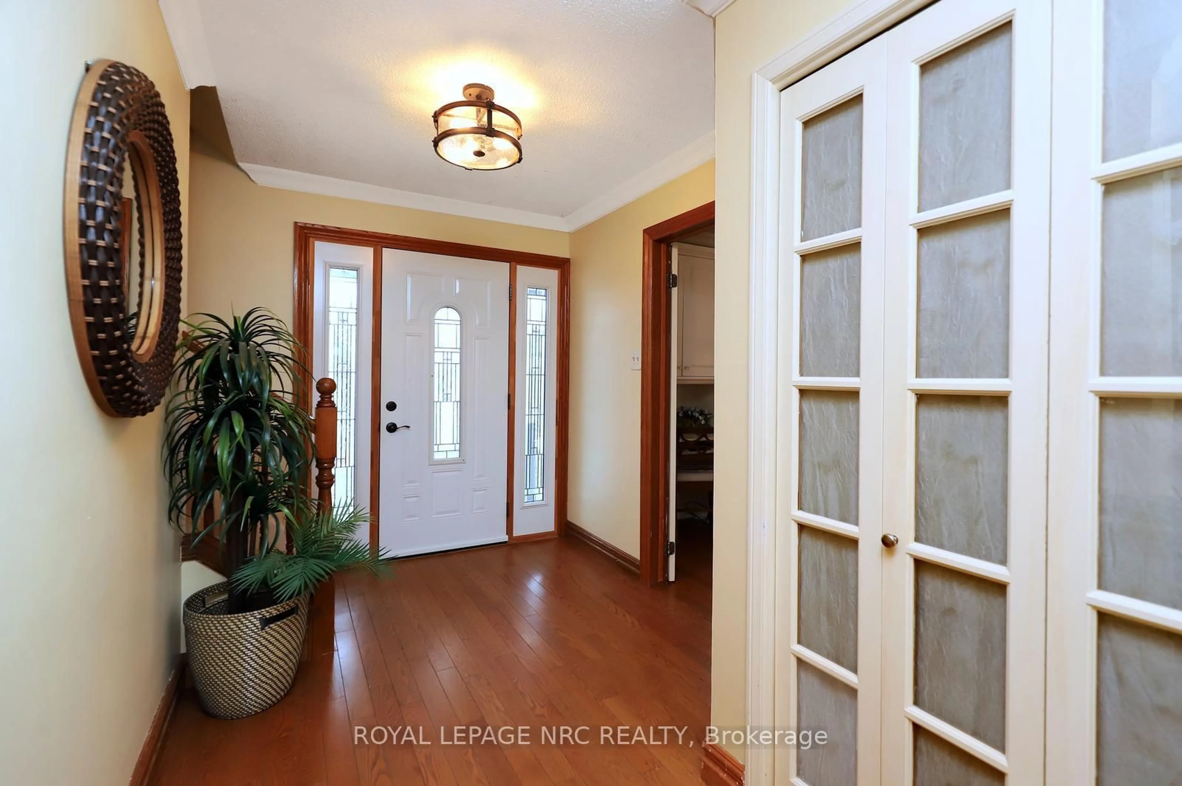 Indoor entryway for 4 Cindy Crt, Grimsby Ontario L3M 4N9