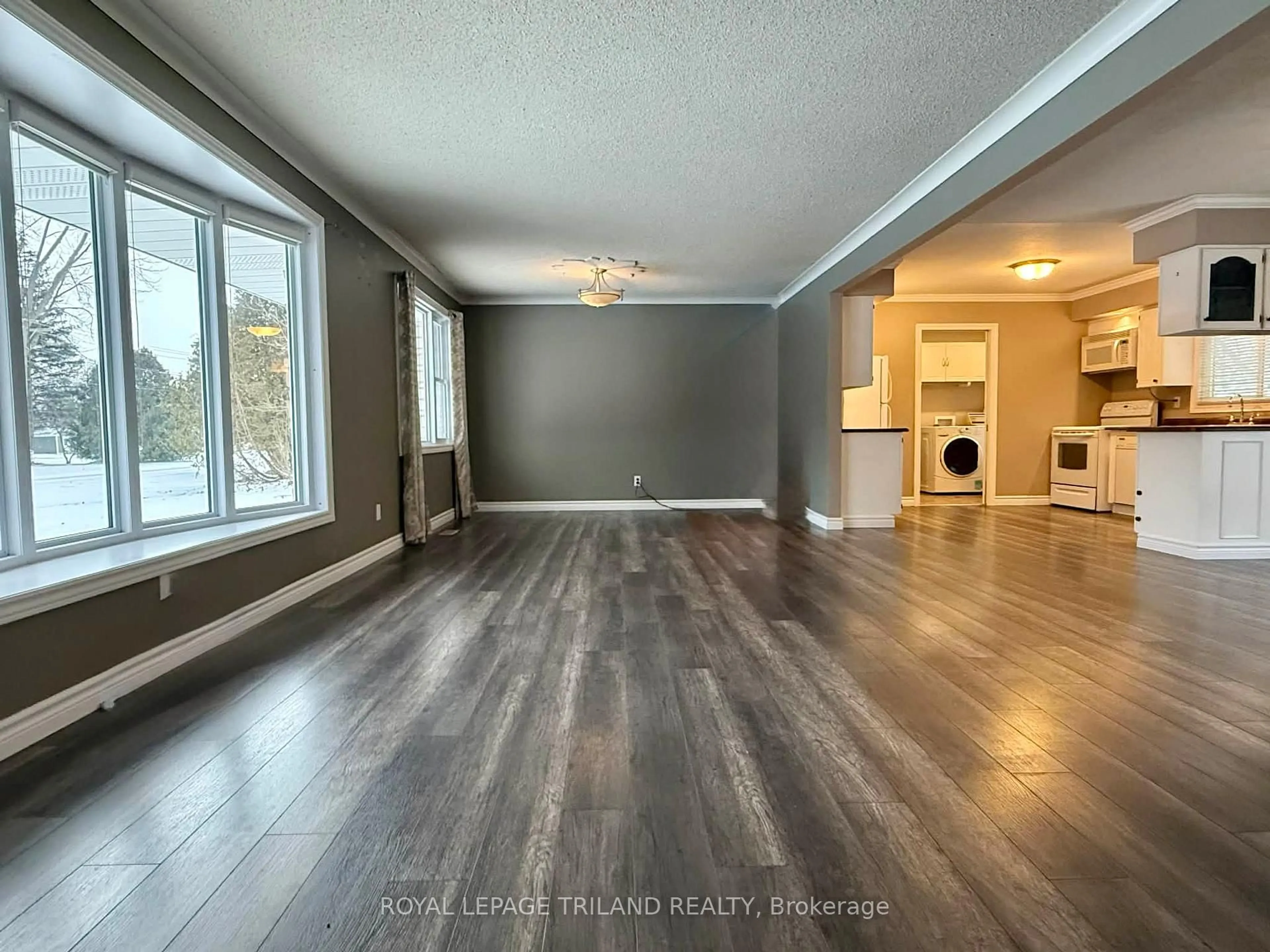 A pic of a room for 102 Ontario St, Lambton Shores Ontario N0M 2N0