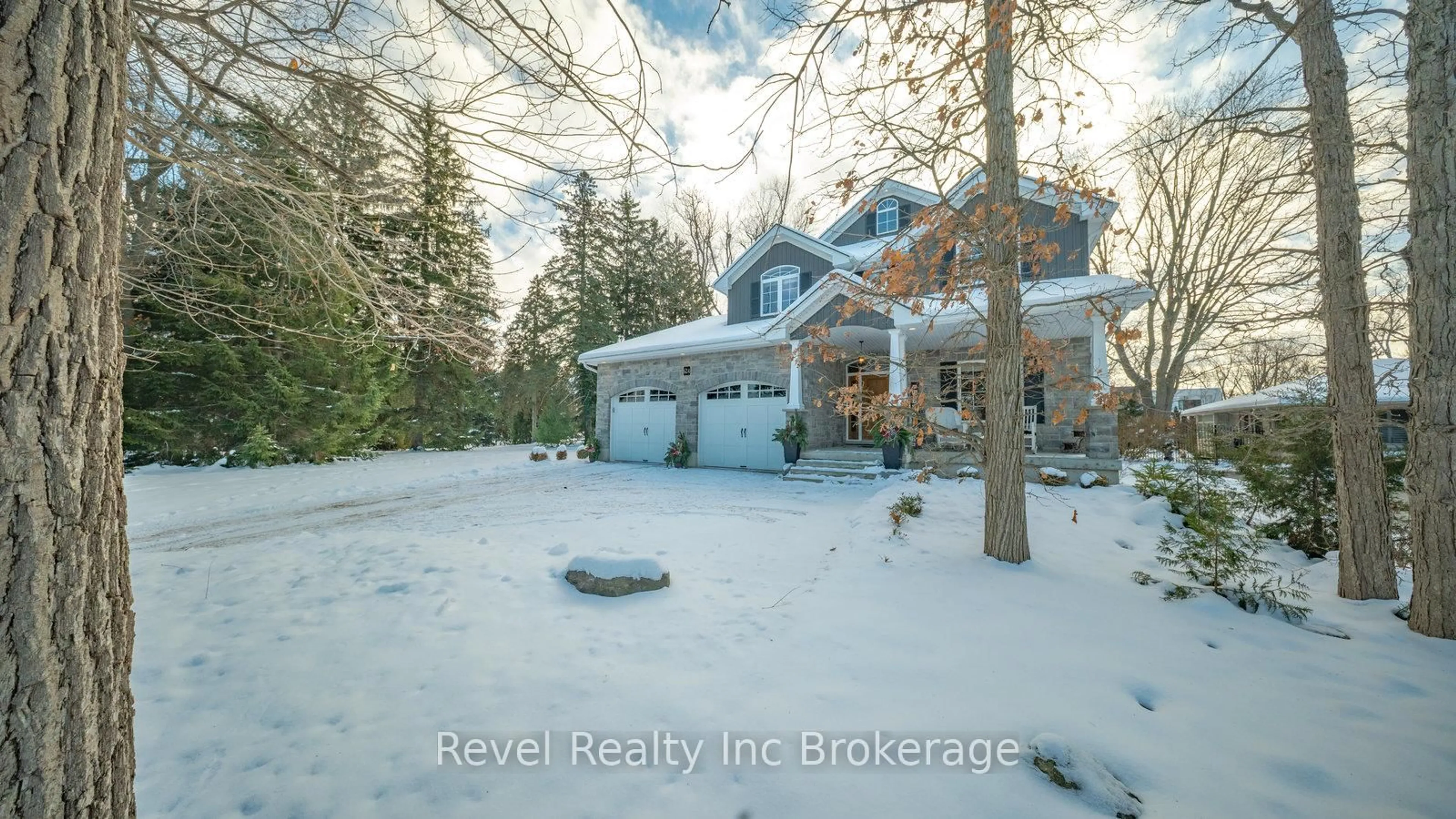 Indoor foyer for 624 Devonshire Ave, Woodstock Ontario N4S 5R2