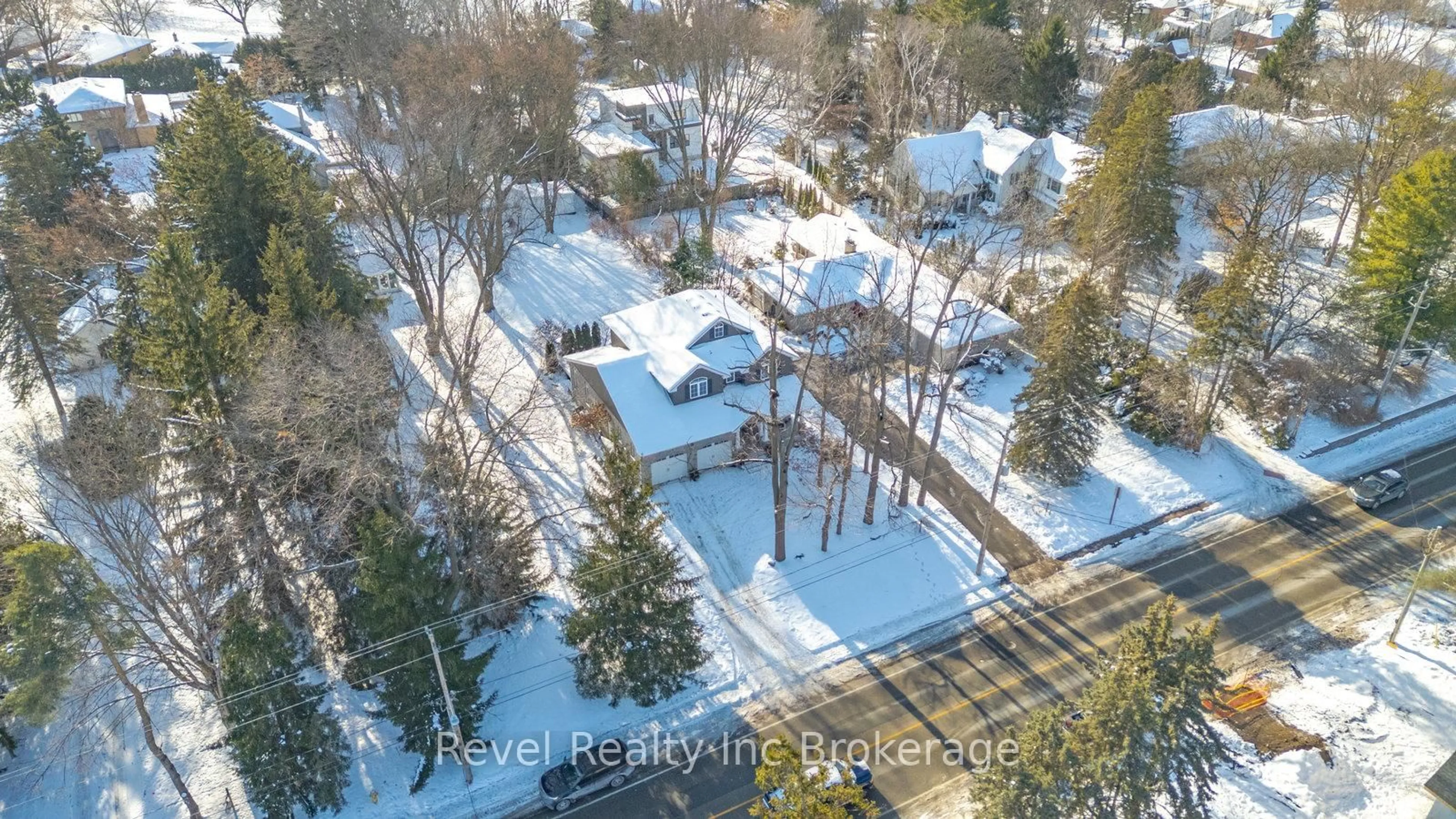 A pic from outside/outdoor area/front of a property/back of a property/a pic from drone, unknown for 624 Devonshire Ave, Woodstock Ontario N4S 5R2