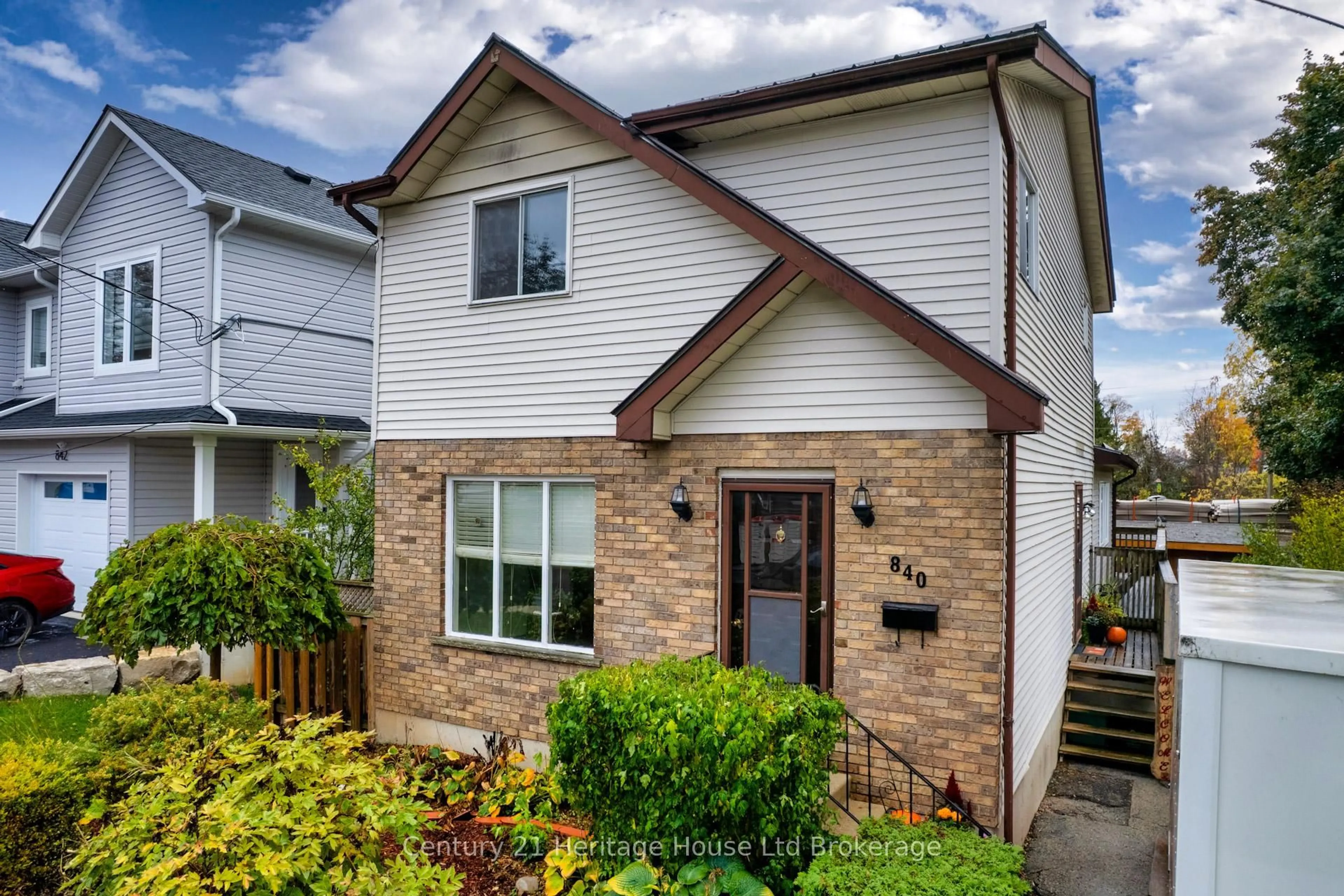 Home with vinyl exterior material, street for 840 WATER St, Woodstock Ontario N4S 1S8