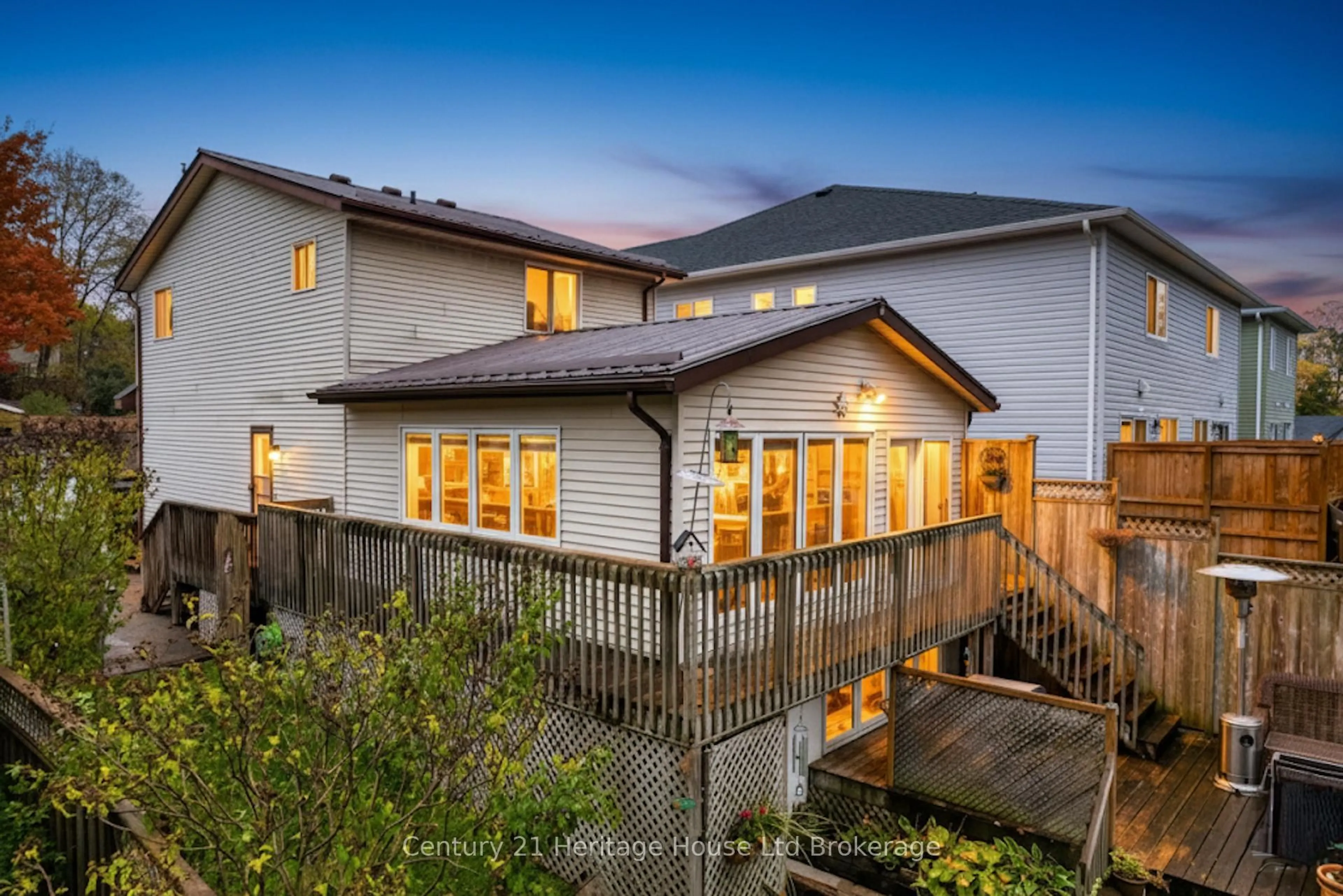 A pic from outside/outdoor area/front of a property/back of a property/a pic from drone, unknown for 840 WATER St, Woodstock Ontario N4S 1S8