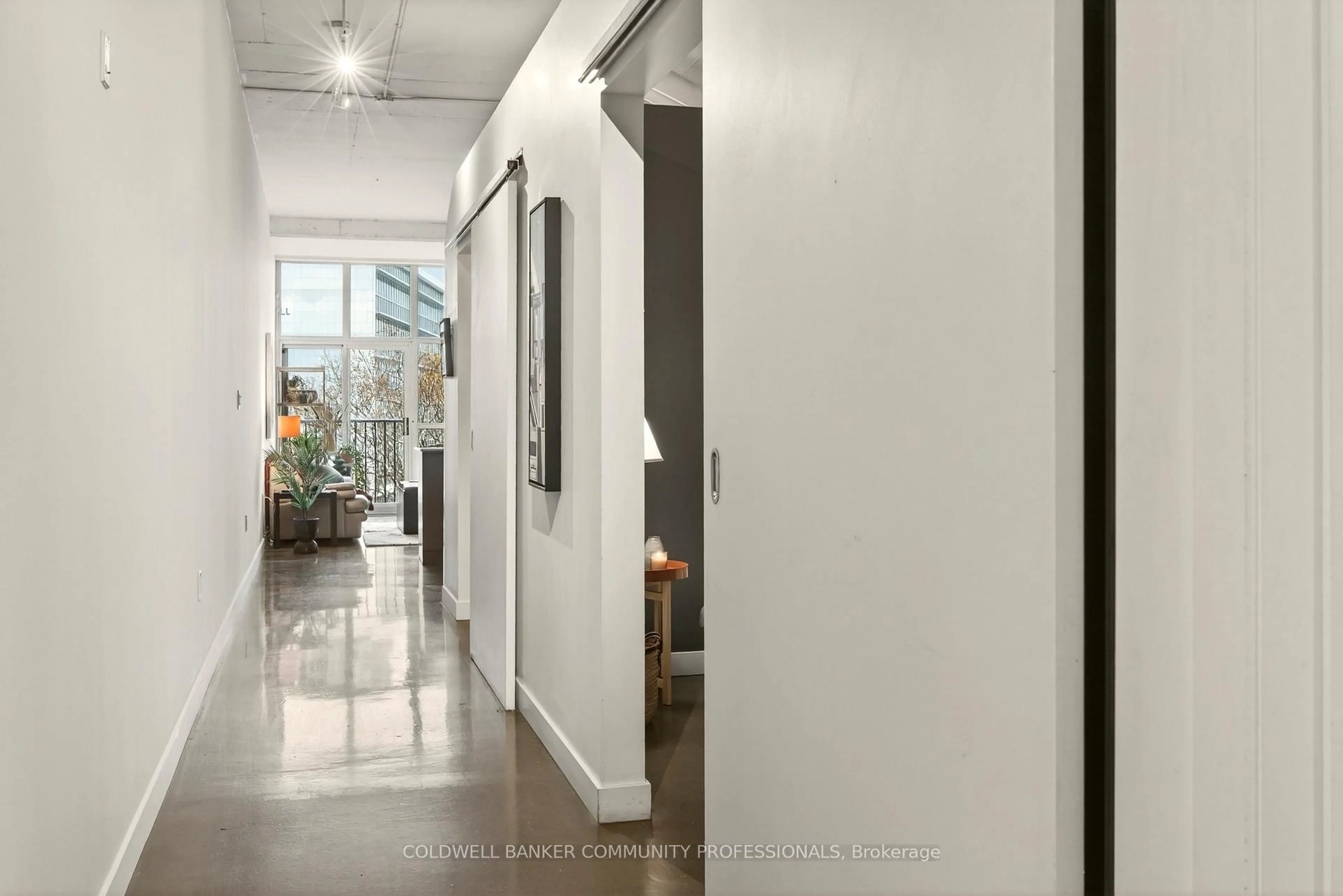 Indoor entryway for 66 Bay St #503, Hamilton Ontario L8P 4Z6