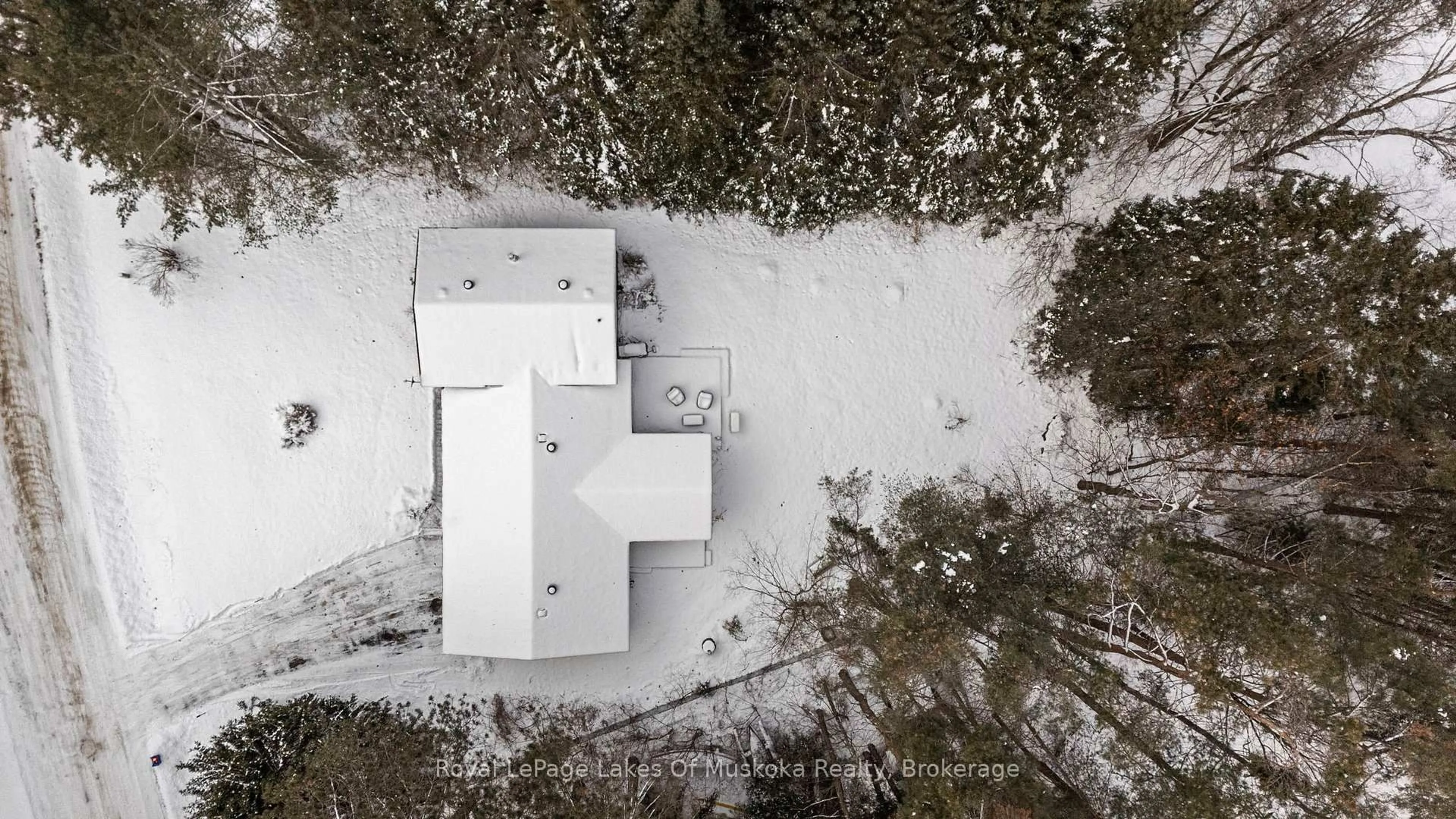 A pic from outside/outdoor area/front of a property/back of a property/a pic from drone, building for 5 Brobst Forest Cres, Bracebridge Ontario P1L 1C8