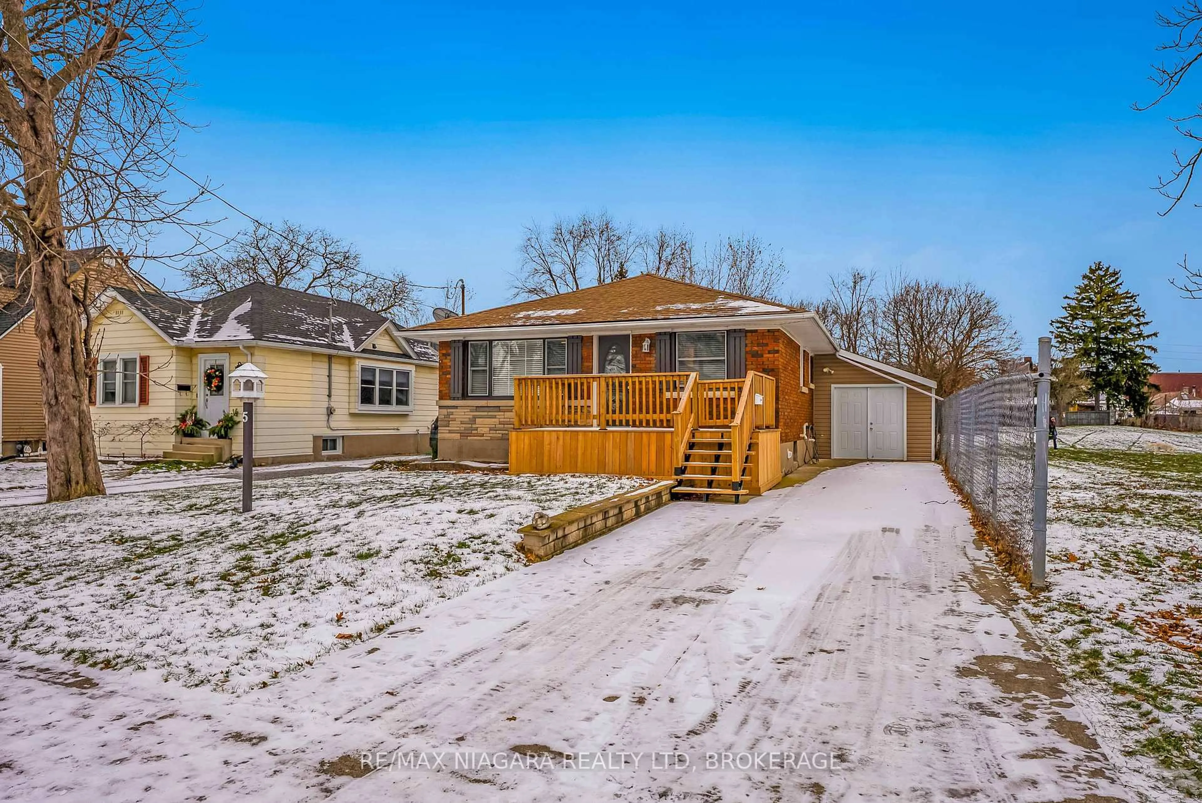 A pic from outside/outdoor area/front of a property/back of a property/a pic from drone, street for 5 St Peter St, St. Catharines Ontario L2T 1N7