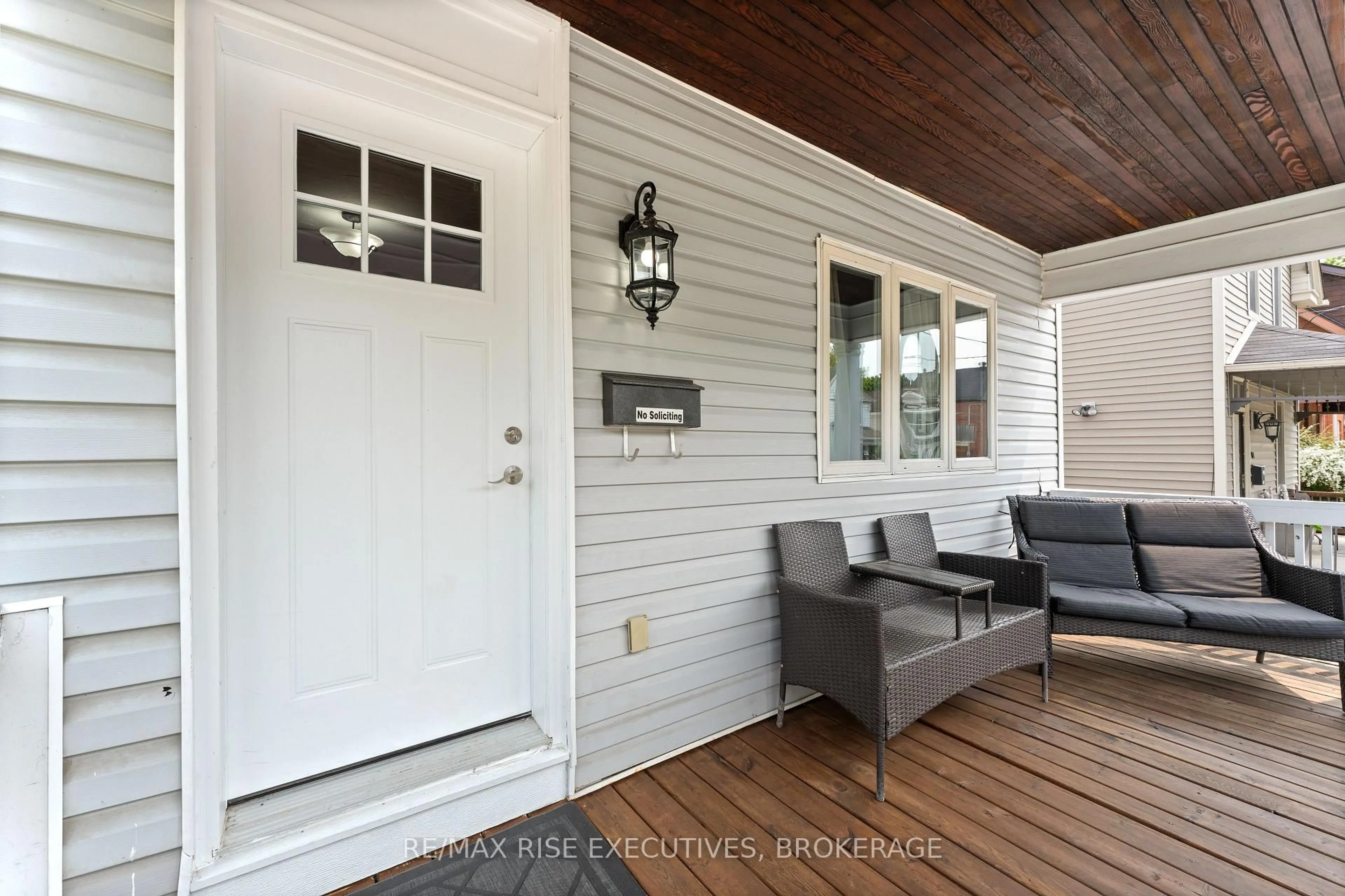 Indoor entryway for 135 Nelson St, Kingston Ontario K7L 3W9