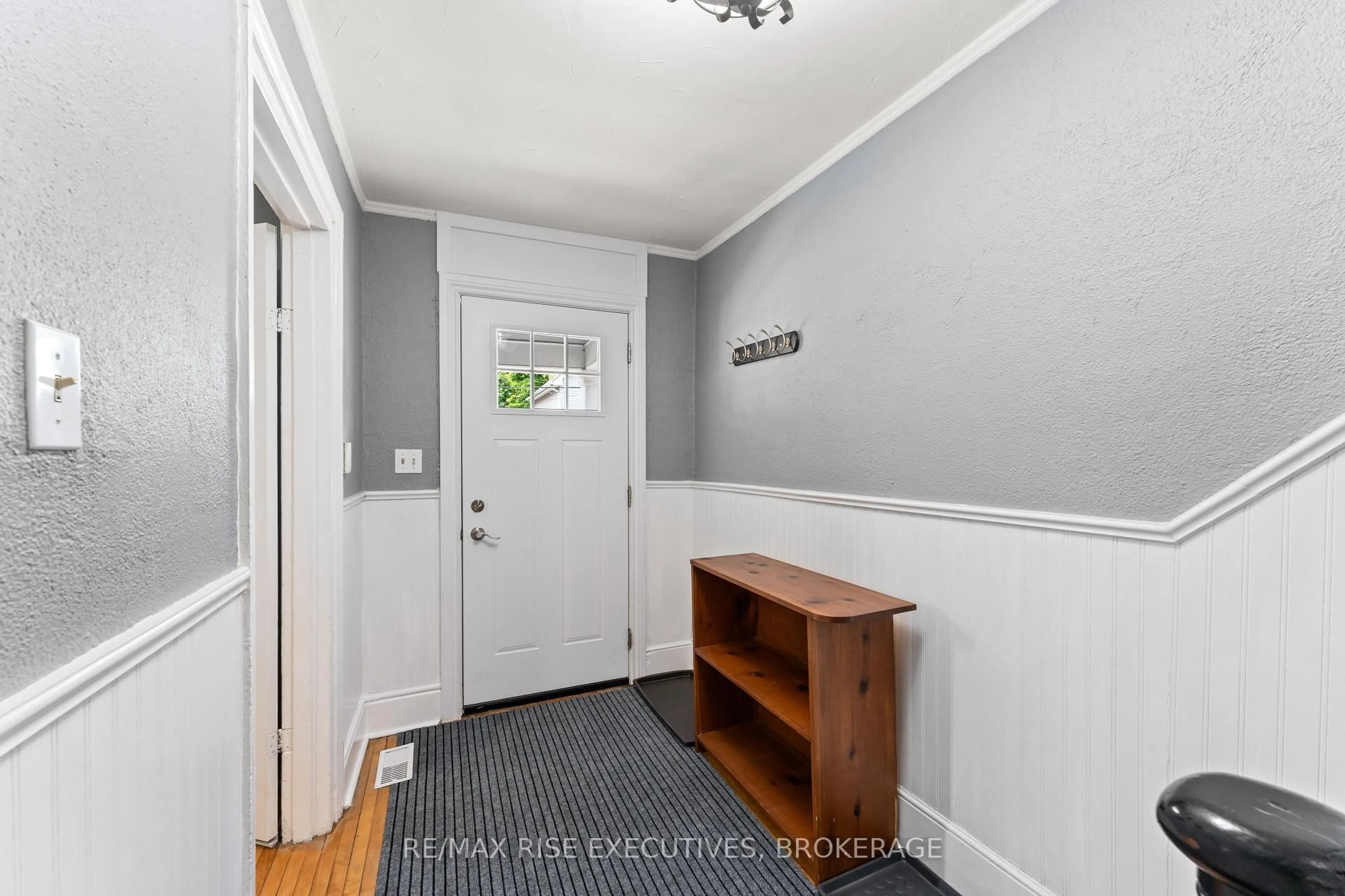 Indoor entryway for 135 Nelson St, Kingston Ontario K7L 3W9
