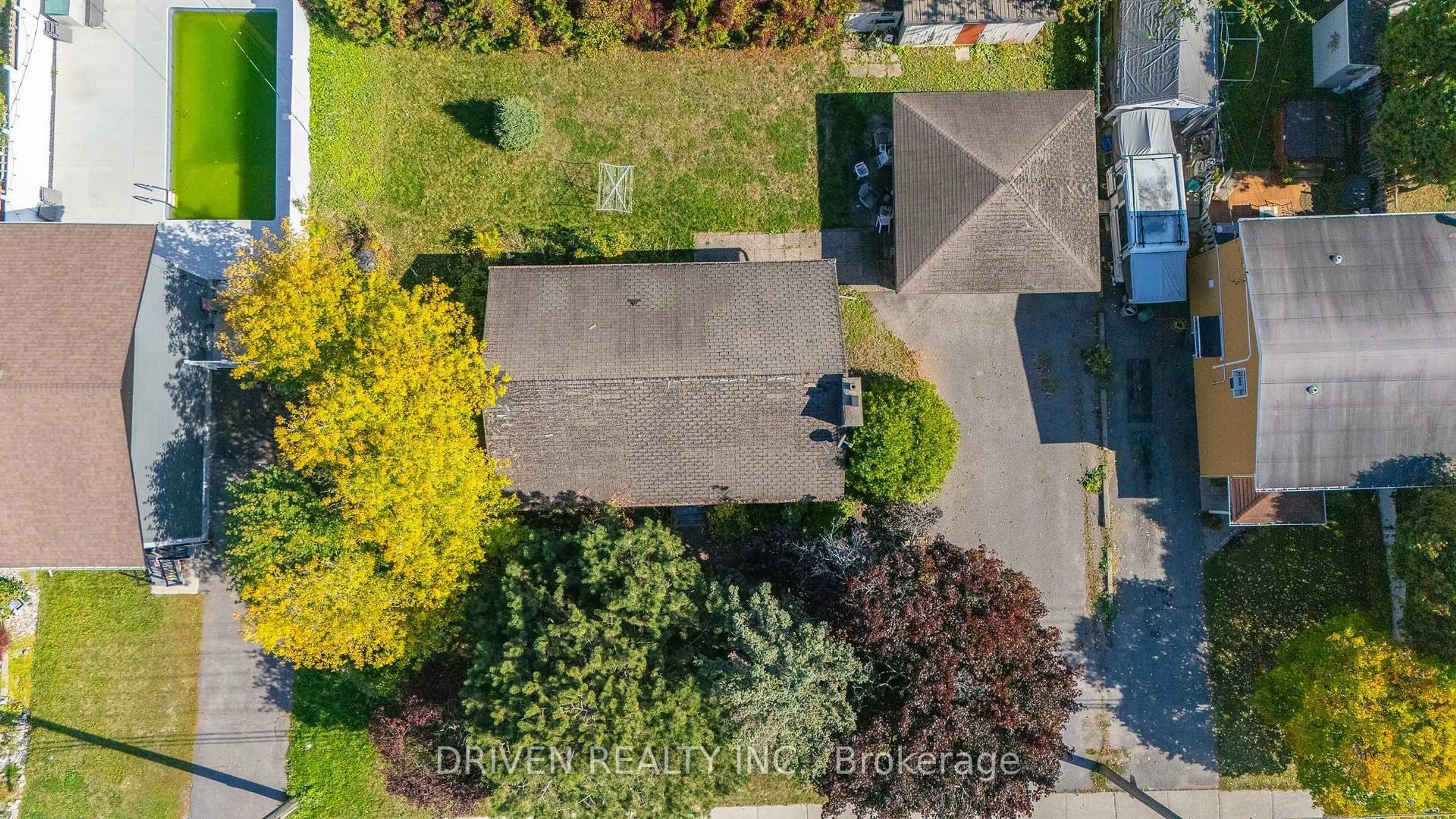A pic from outside/outdoor area/front of a property/back of a property/a pic from drone, street for 2175 St Laurent Blvd, Ottawa Ontario K1G 1A8