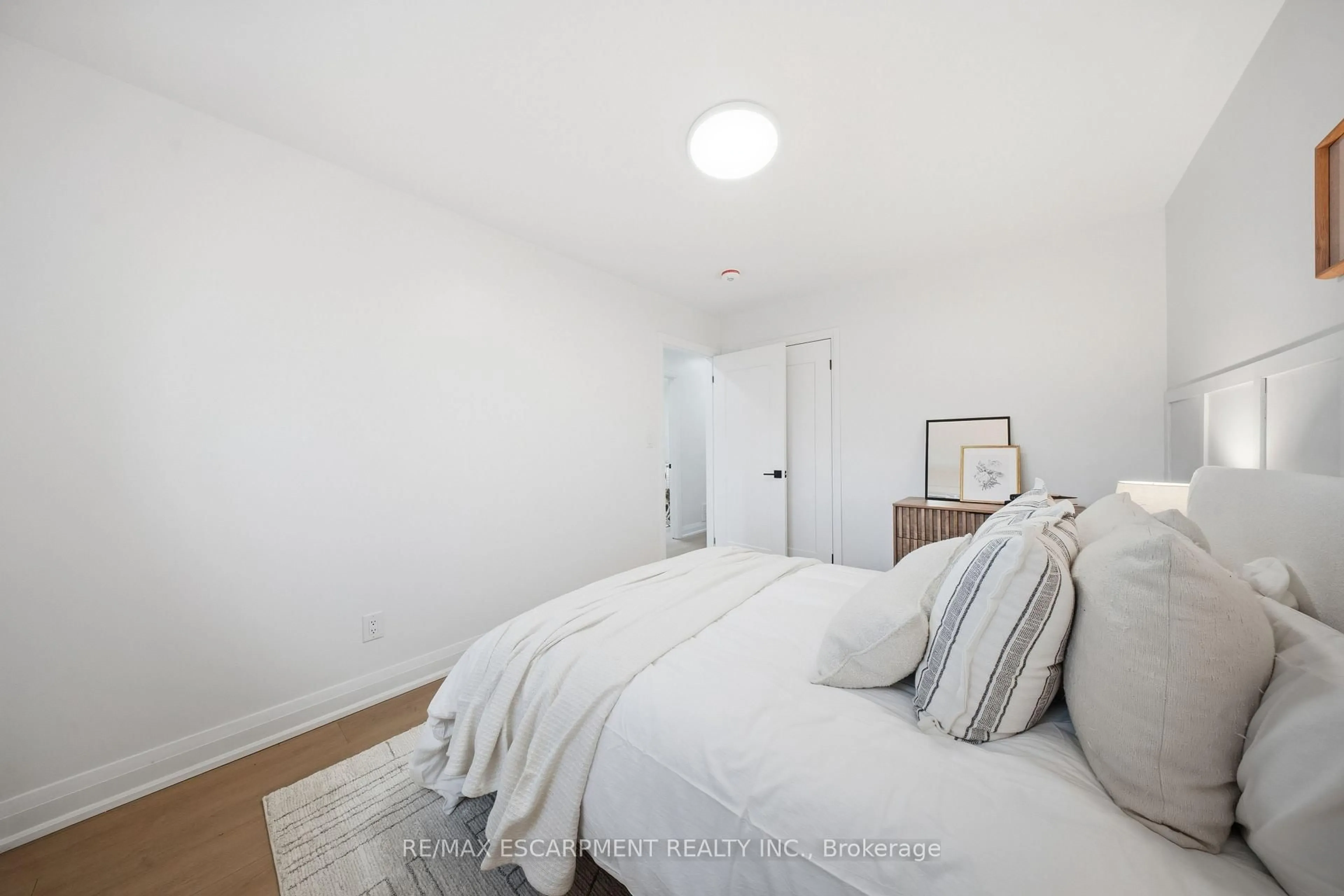 A pic of a room for 11 Garside Ave, Hamilton Ontario L8G 4A8