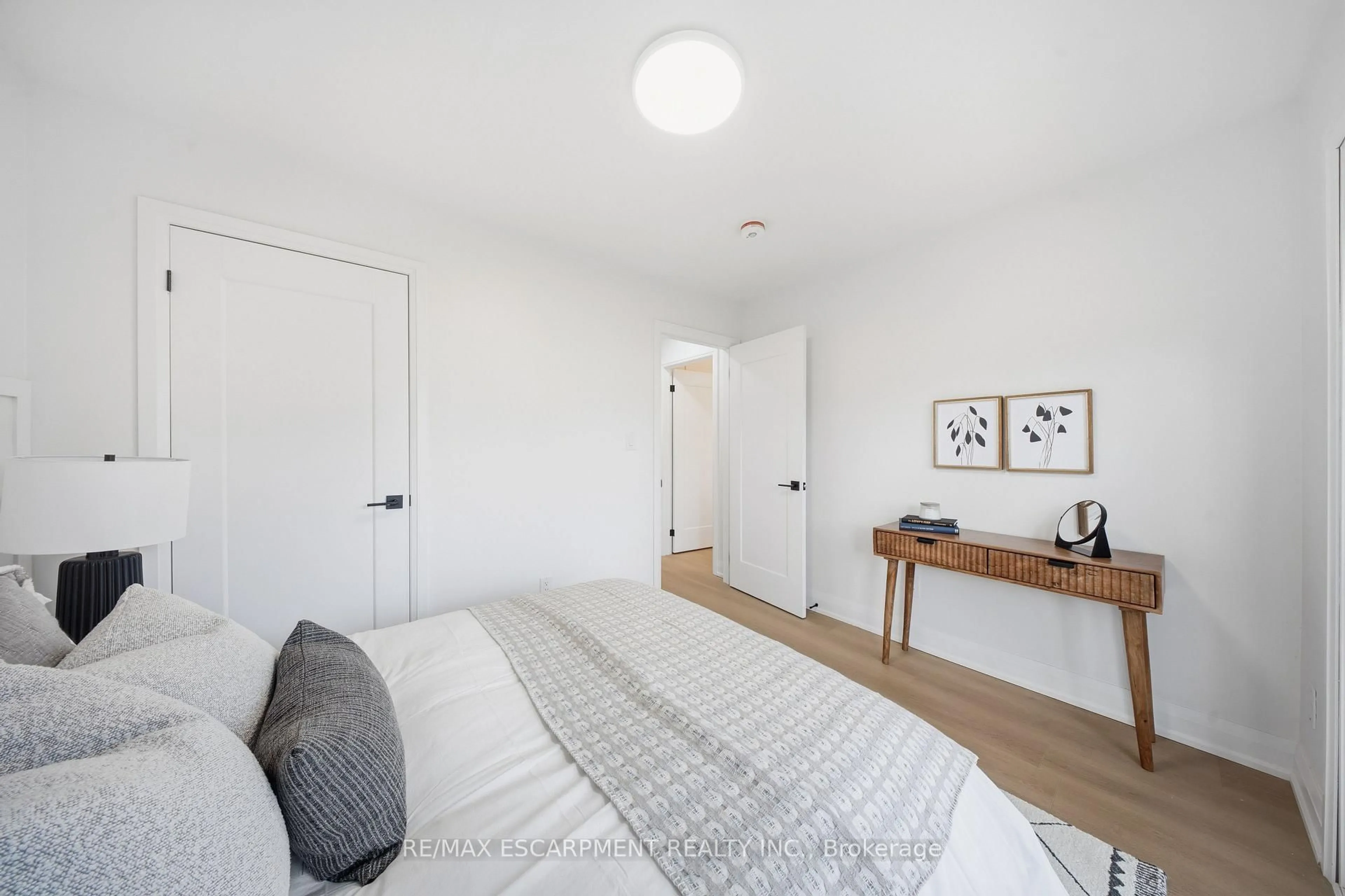 A pic of a room for 11 Garside Ave, Hamilton Ontario L8G 4A8