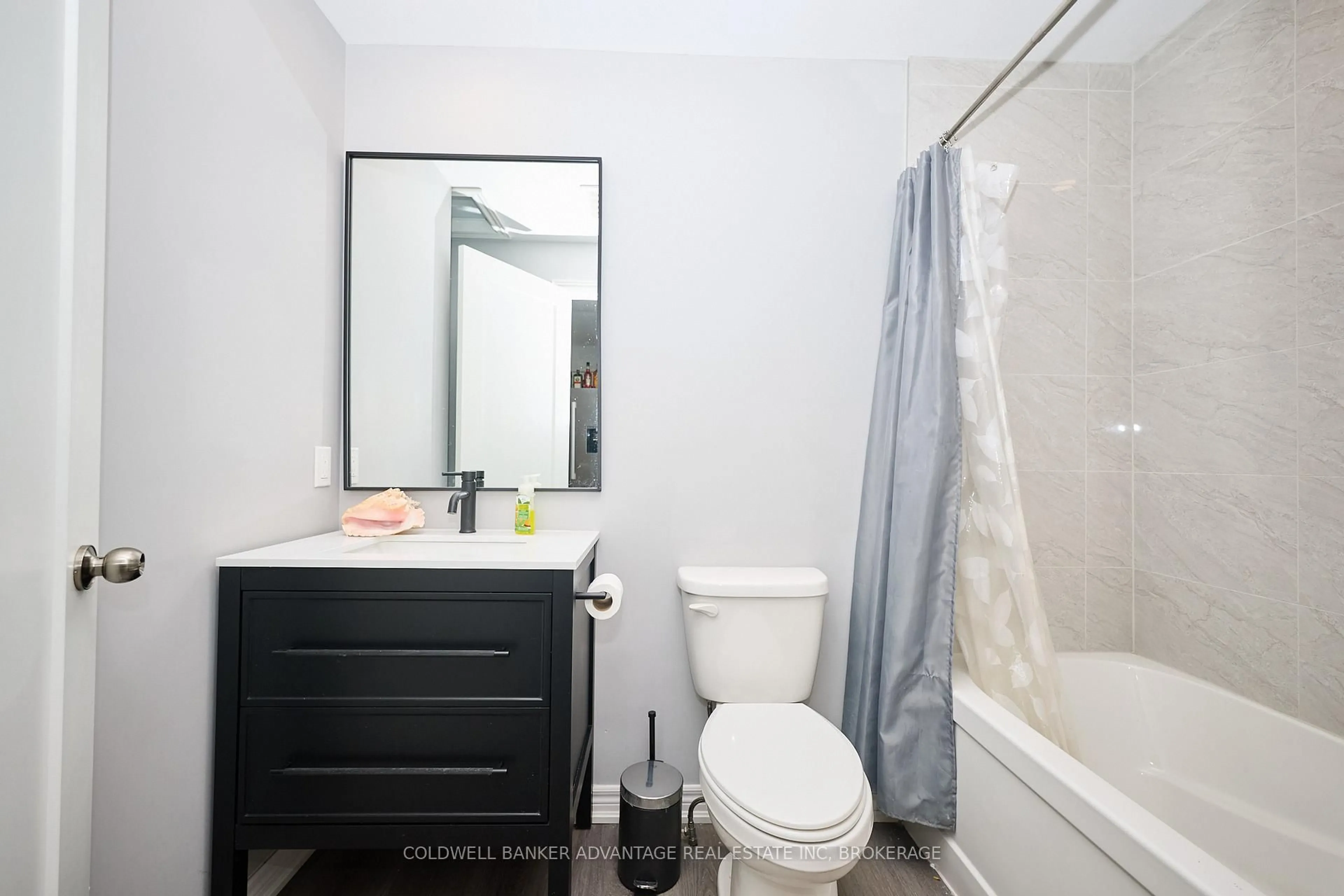 Standard bathroom, unknown for 500 Deere St, Welland Ontario L3B 2L8