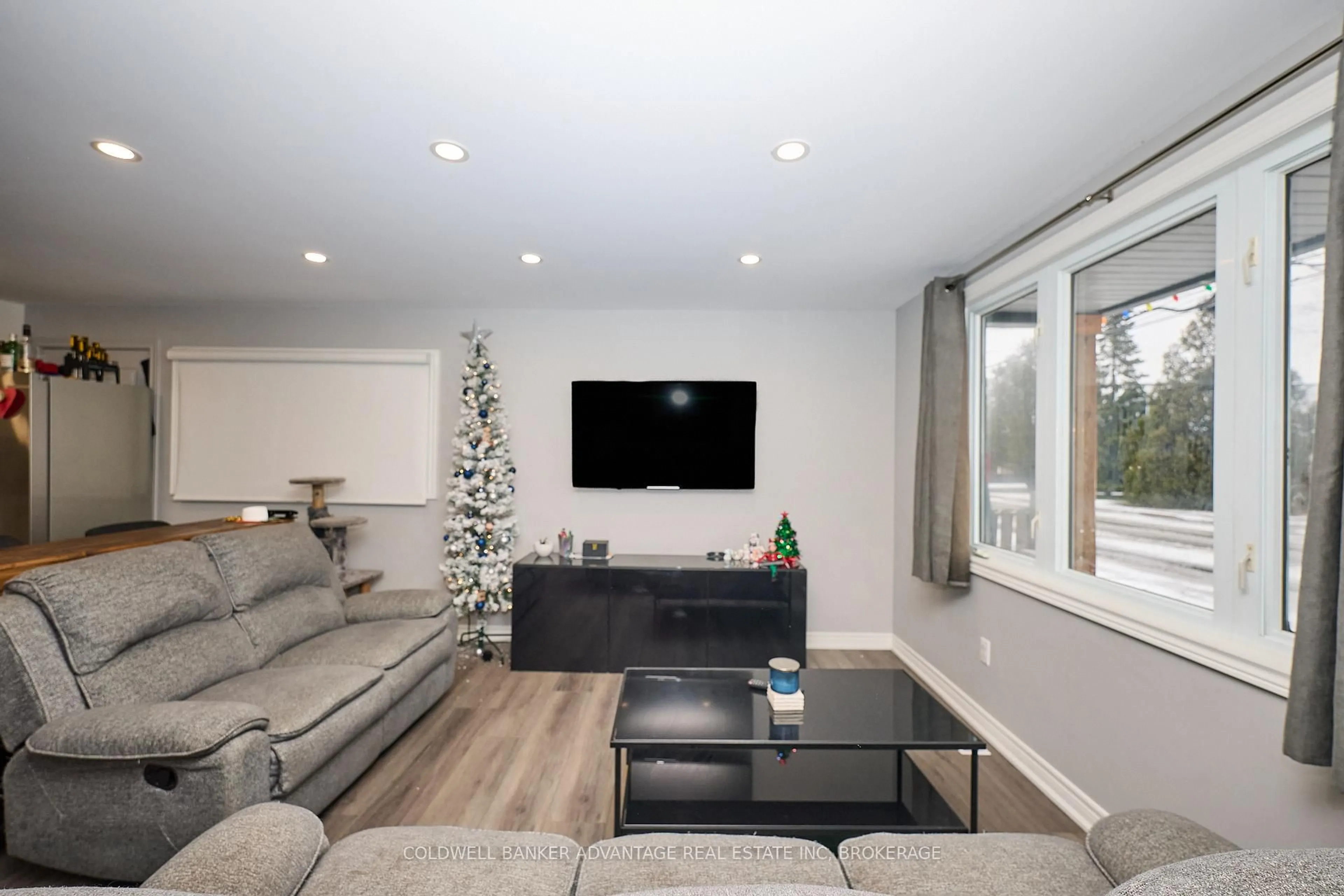 Living room with furniture, unknown for 500 Deere St, Welland Ontario L3B 2L8