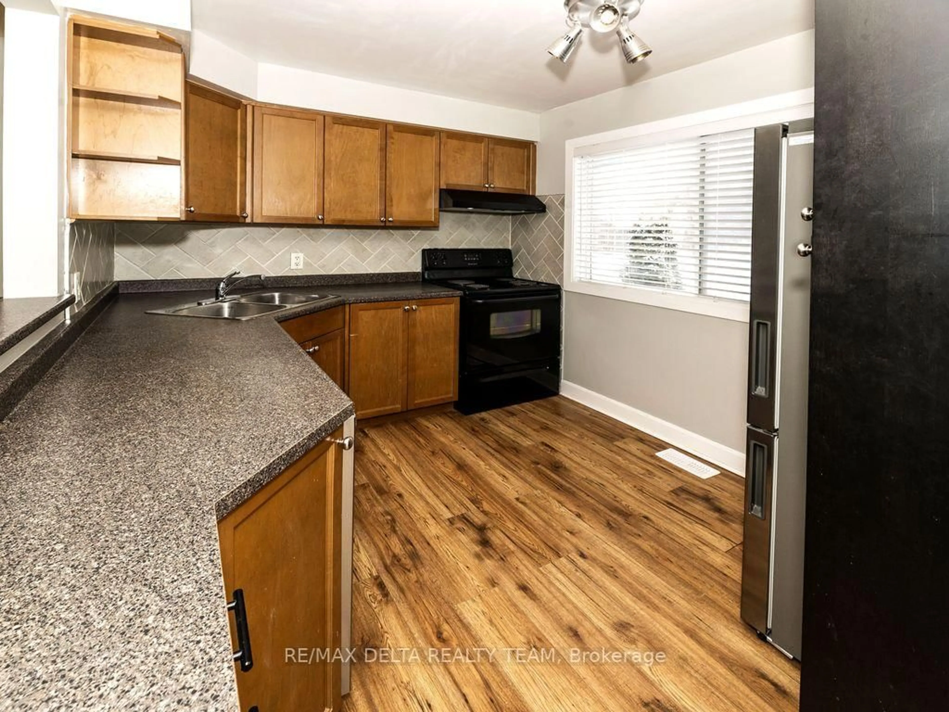 Standard kitchen, wood/laminate floor for 3024 Fairlea Cres #-, Ottawa Ontario K1V 8T7