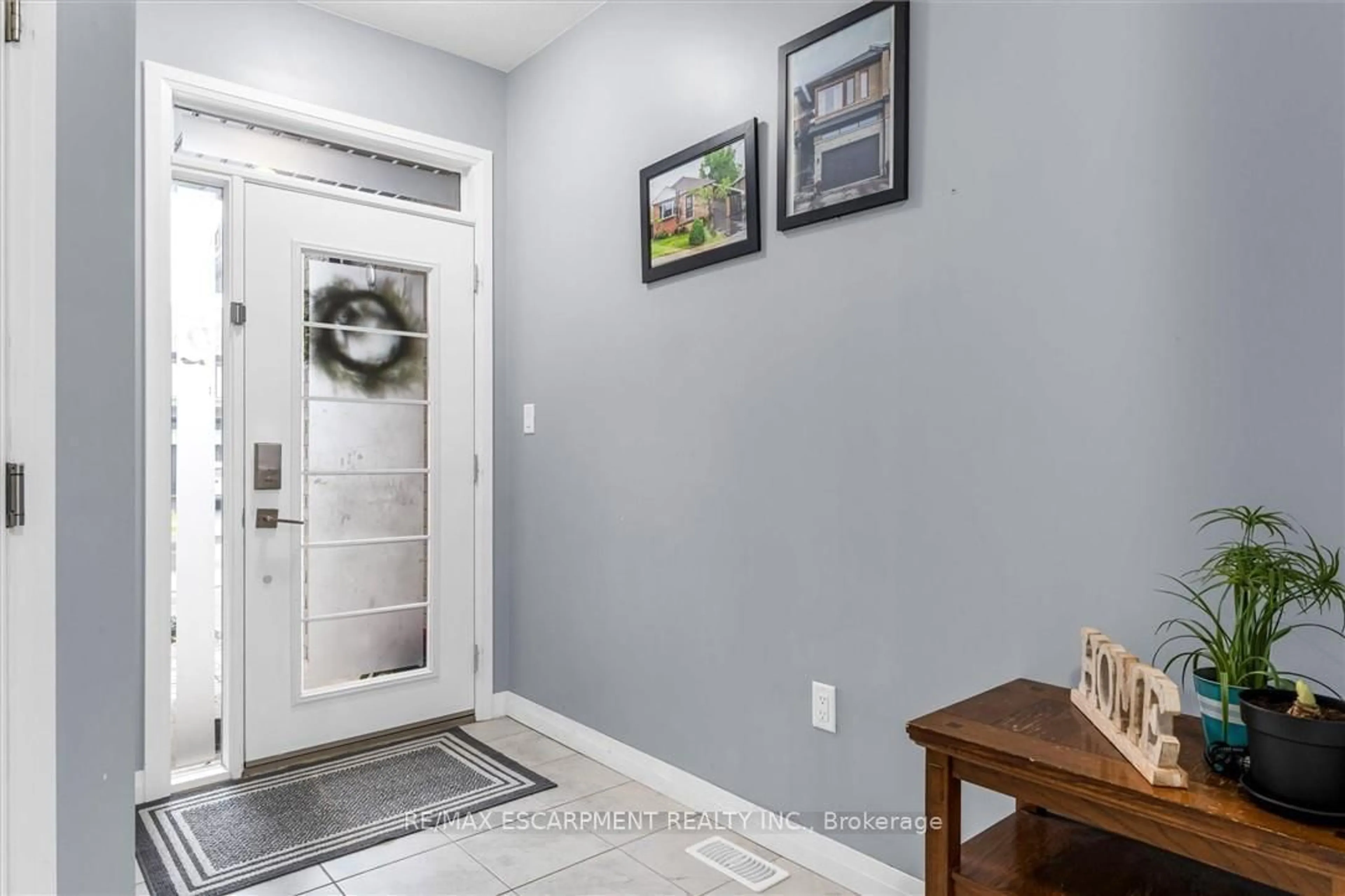 Indoor entryway for 55 Greenwich Ave, Hamilton Ontario L8J 0L6
