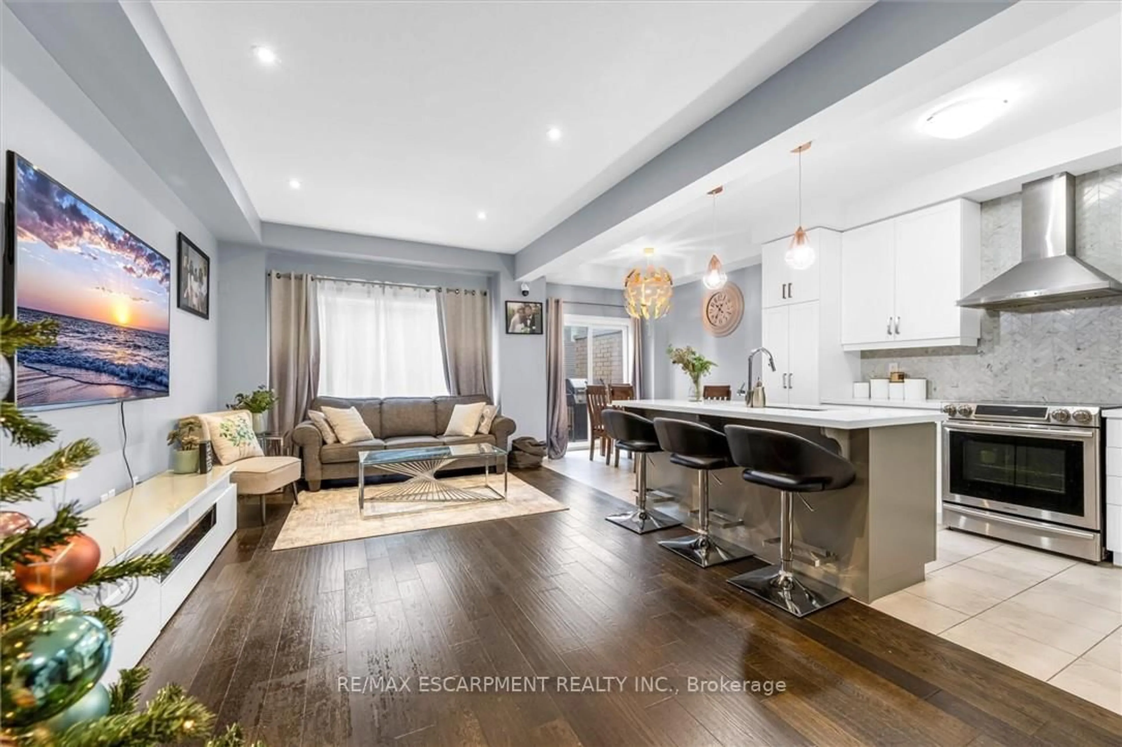 Open concept kitchen, wood/laminate floor for 55 Greenwich Ave, Hamilton Ontario L8J 0L6