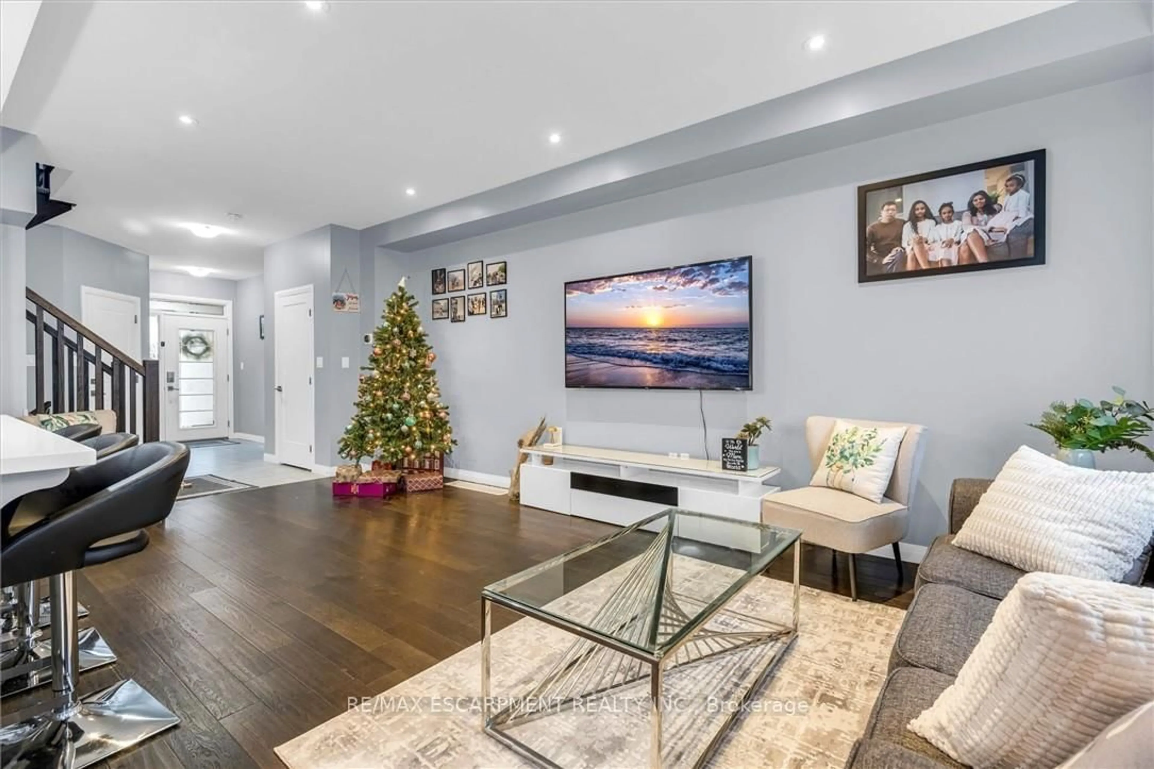 Living room with furniture, unknown for 55 Greenwich Ave, Hamilton Ontario L8J 0L6