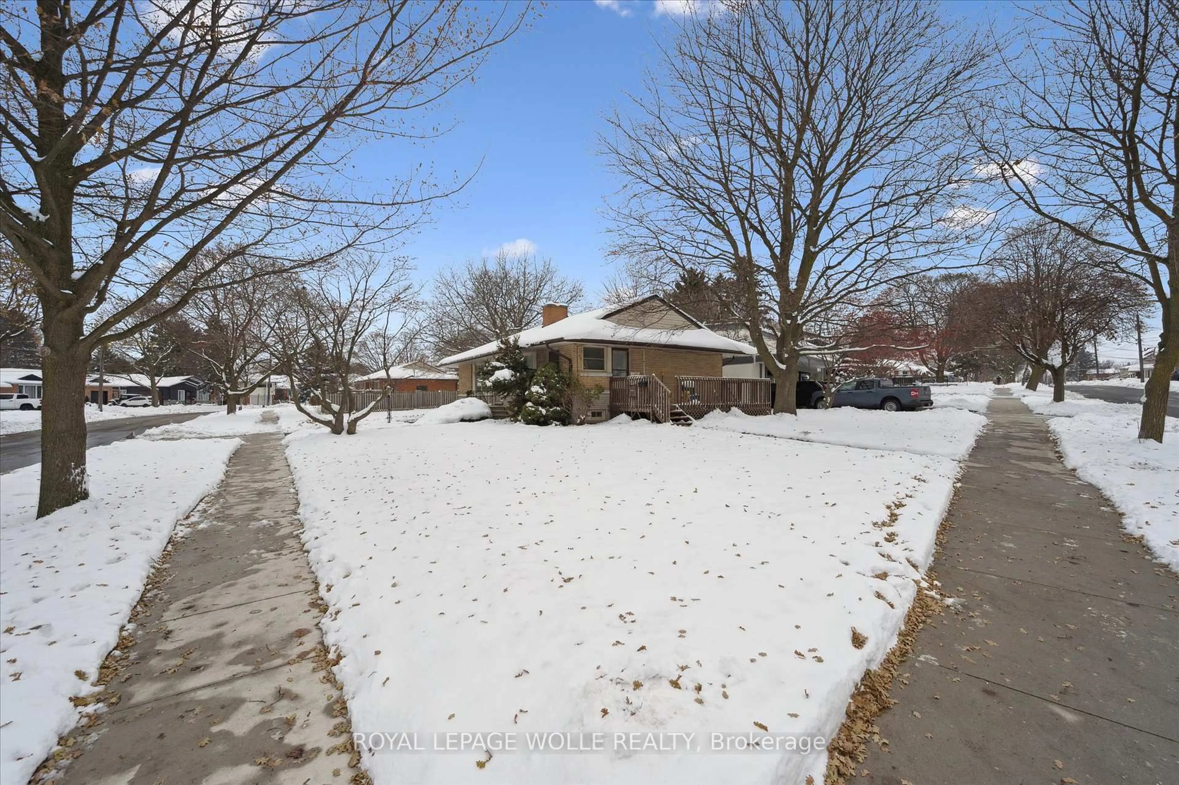 A pic from outside/outdoor area/front of a property/back of a property/a pic from drone, street for 120 Islington Ave, Kitchener Ontario N2B 1P4