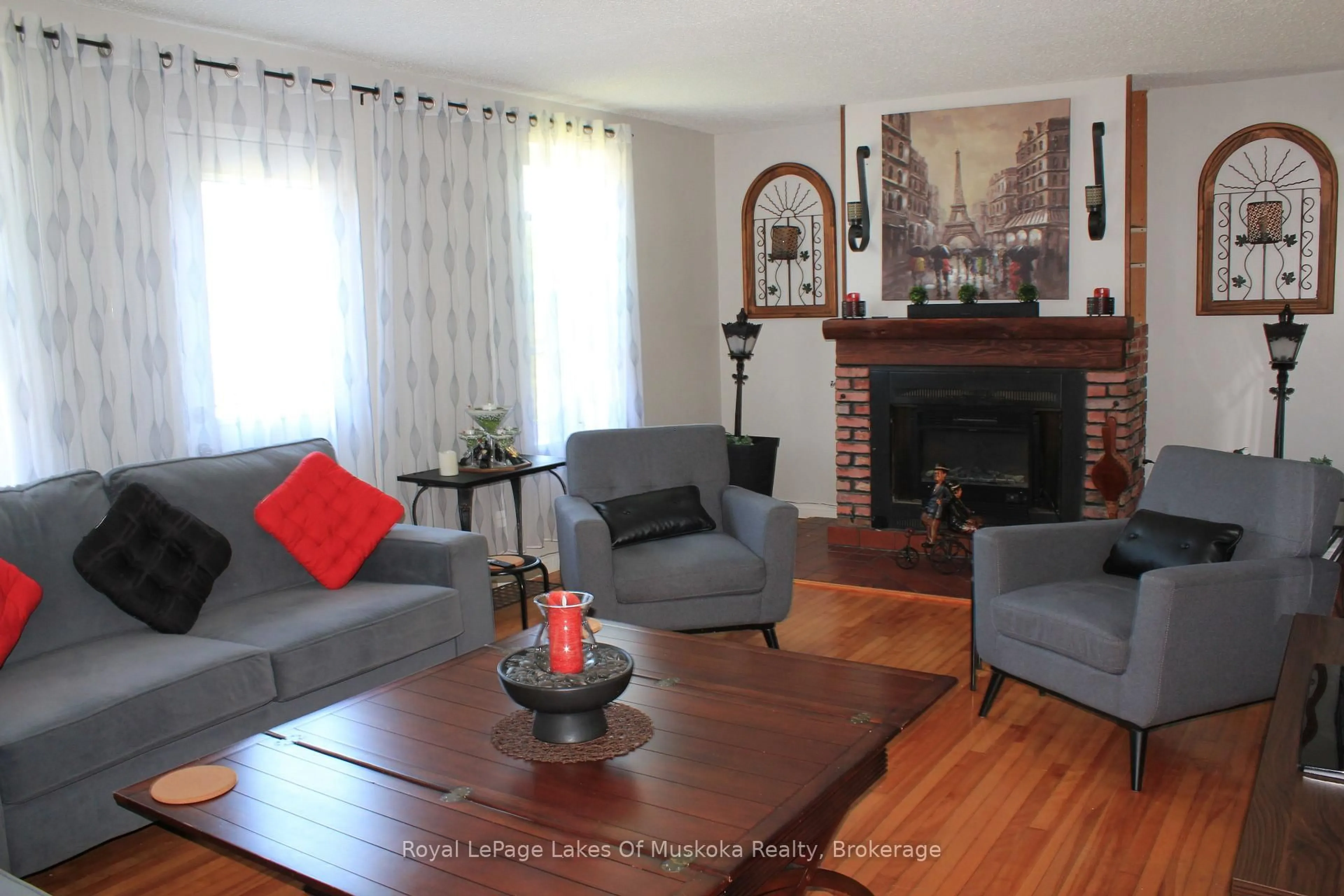 Living room with furniture, wood/laminate floor for 7 Duncan St, Huntsville Ontario P1H 1V9