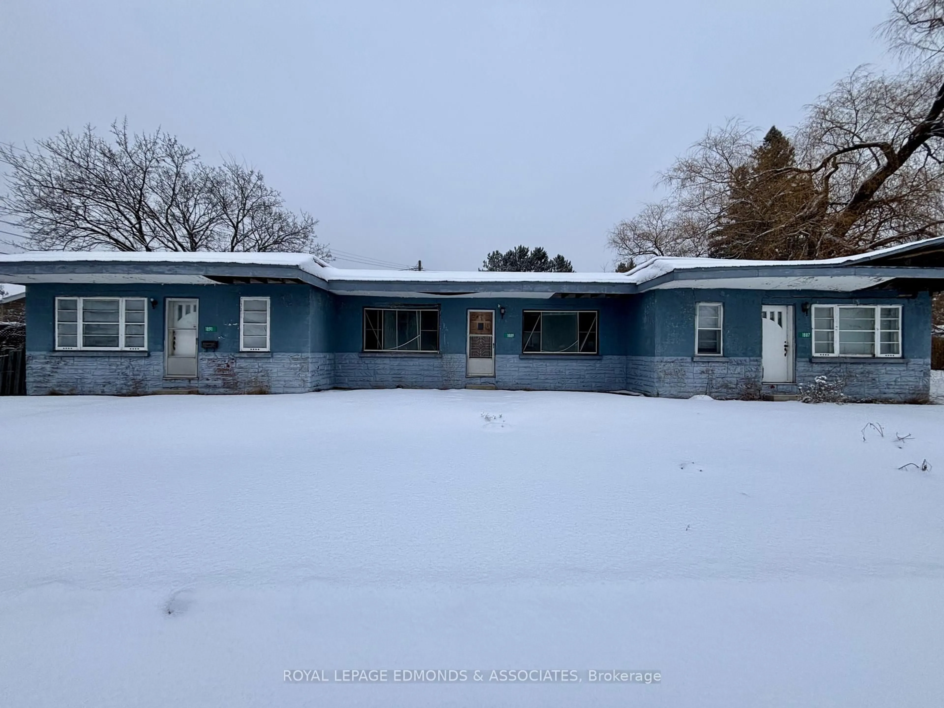 A pic from outside/outdoor area/front of a property/back of a property/a pic from drone, building for 1887 Petawawa Blvd, Petawawa Ontario K8H 7H5