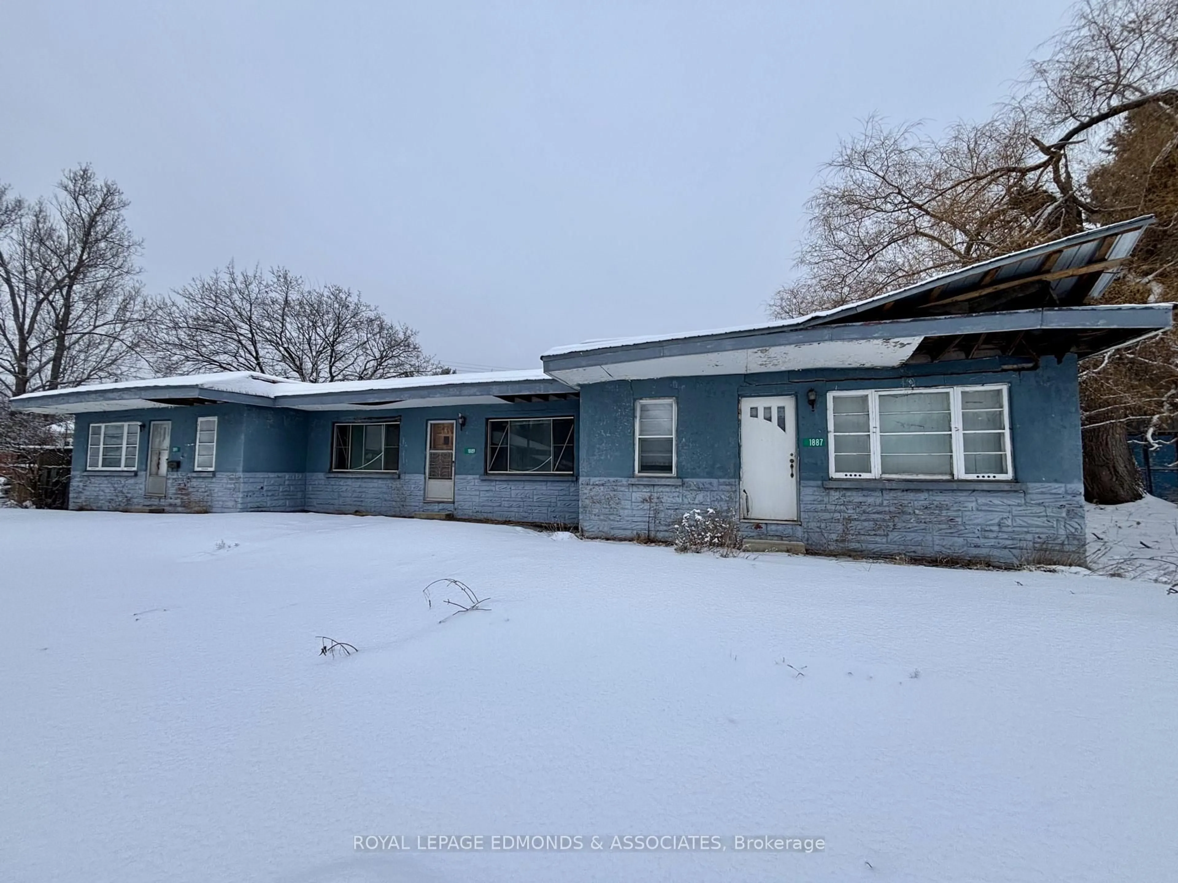 A pic from outside/outdoor area/front of a property/back of a property/a pic from drone, building for 1887 Petawawa Blvd, Petawawa Ontario K8H 7H5