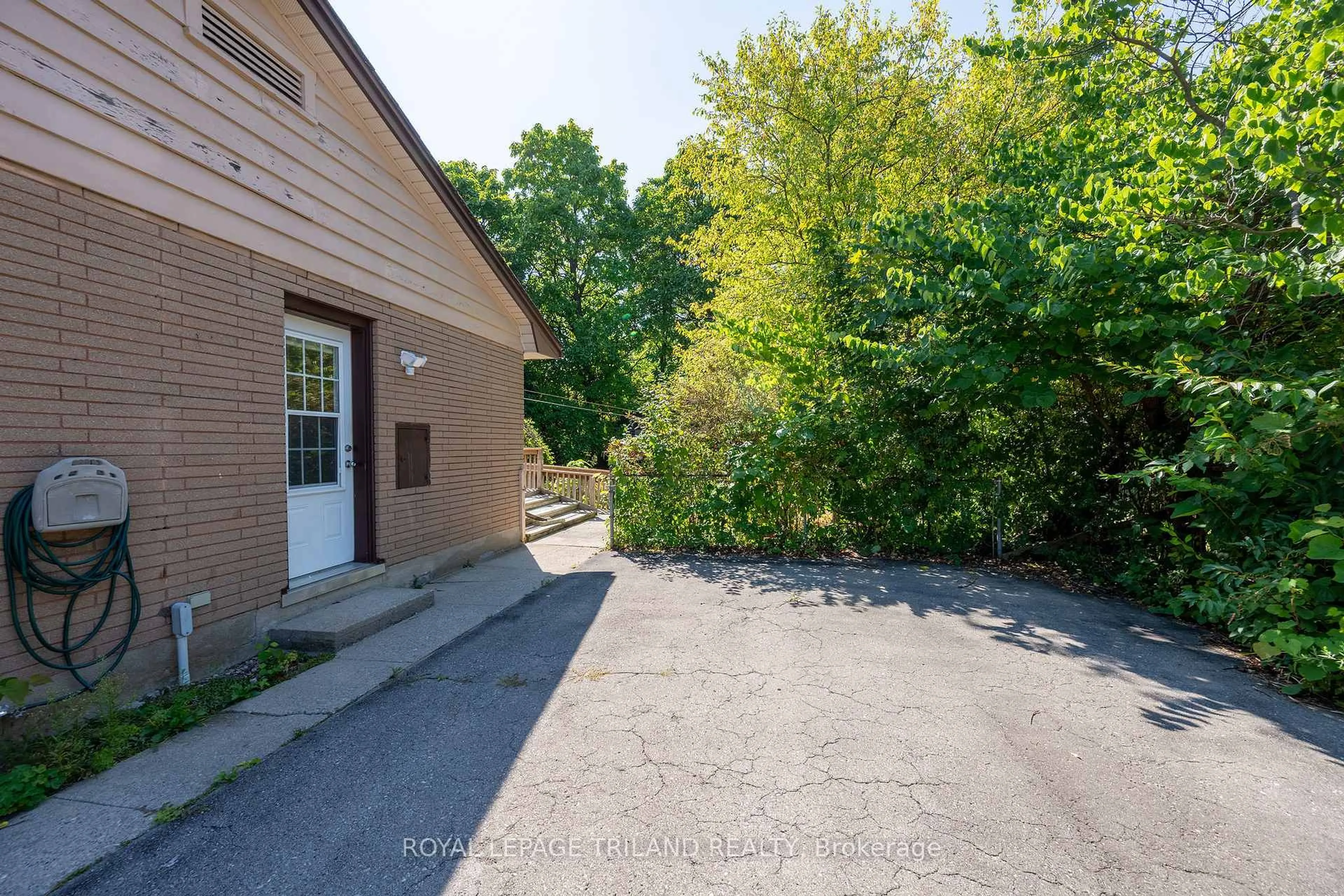 Patio, street for 264 Trott Dr, London North Ontario N6G 1B5