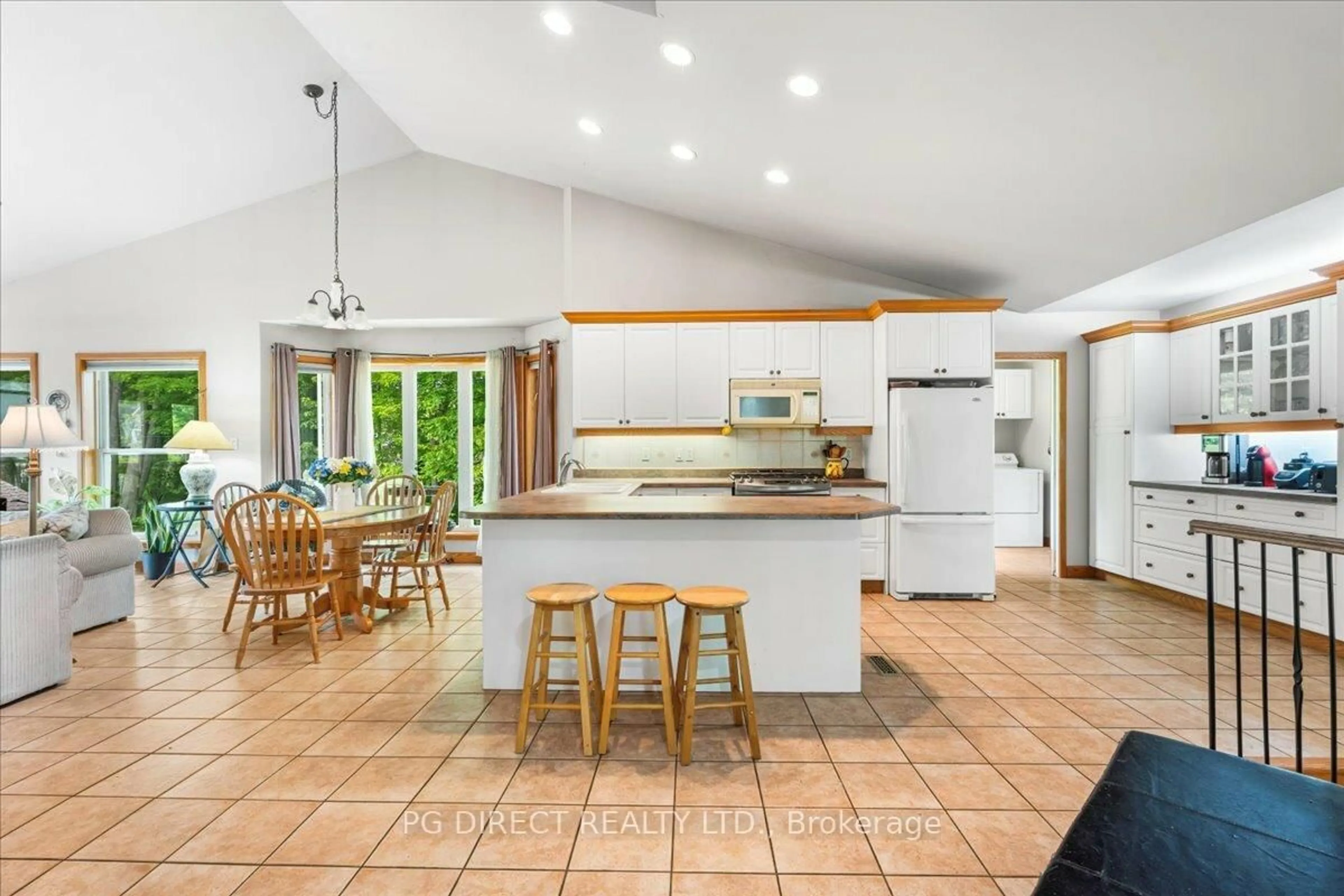 Open concept kitchen, ceramic/tile floor for 10 Fraserglen Crt, Ingleside Ontario K8V 5P4