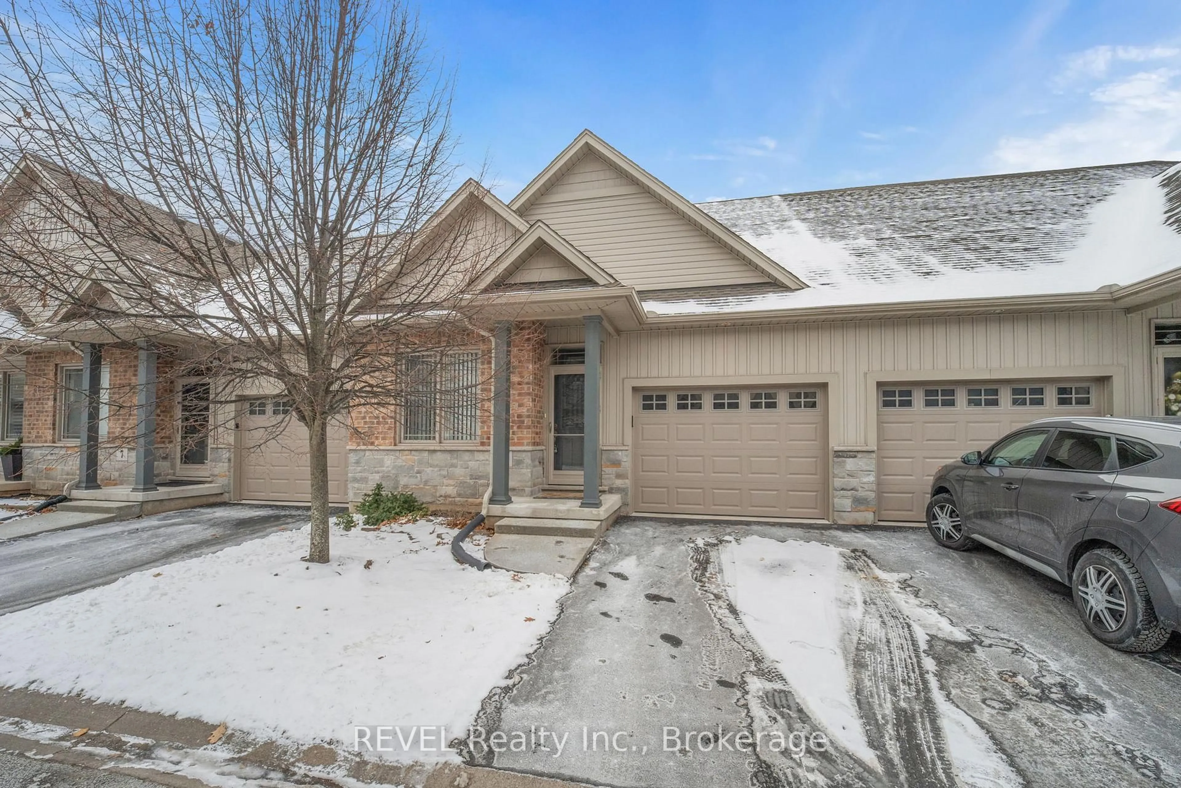 A pic from outside/outdoor area/front of a property/back of a property/a pic from drone, street for 5490 Prince Edward Ave #8, Niagara Falls Ontario L2G 0G5