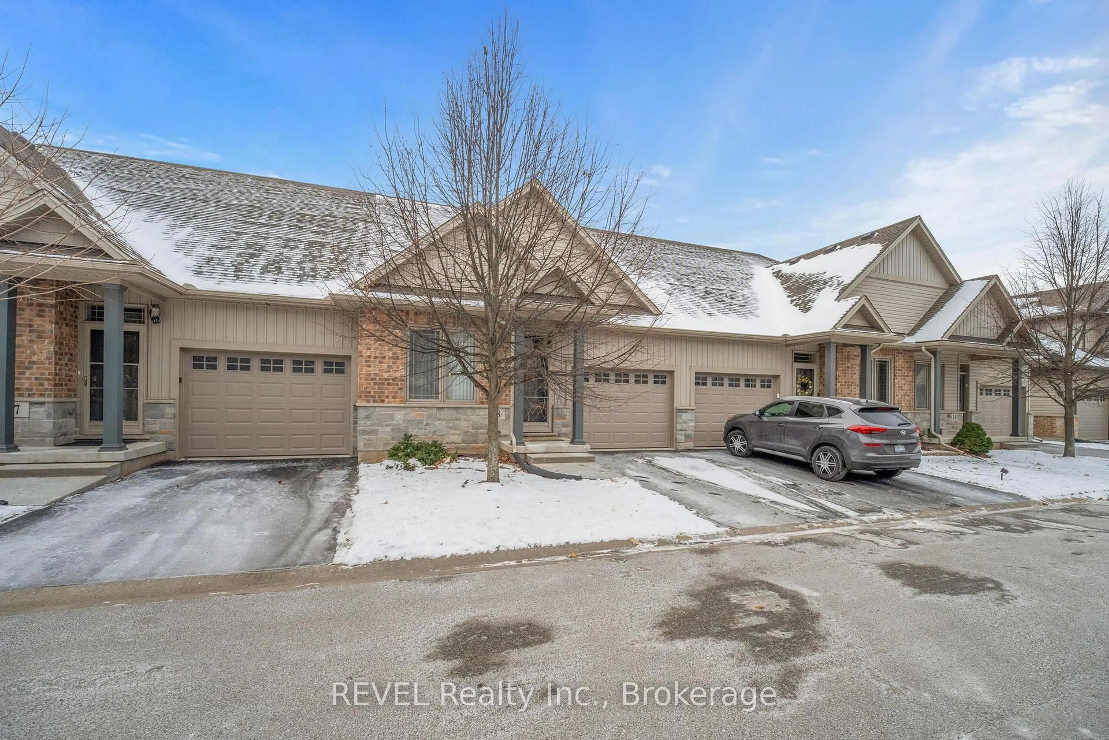 A pic from outside/outdoor area/front of a property/back of a property/a pic from drone, street for 5490 Prince Edward Ave #8, Niagara Falls Ontario L2G 0G5