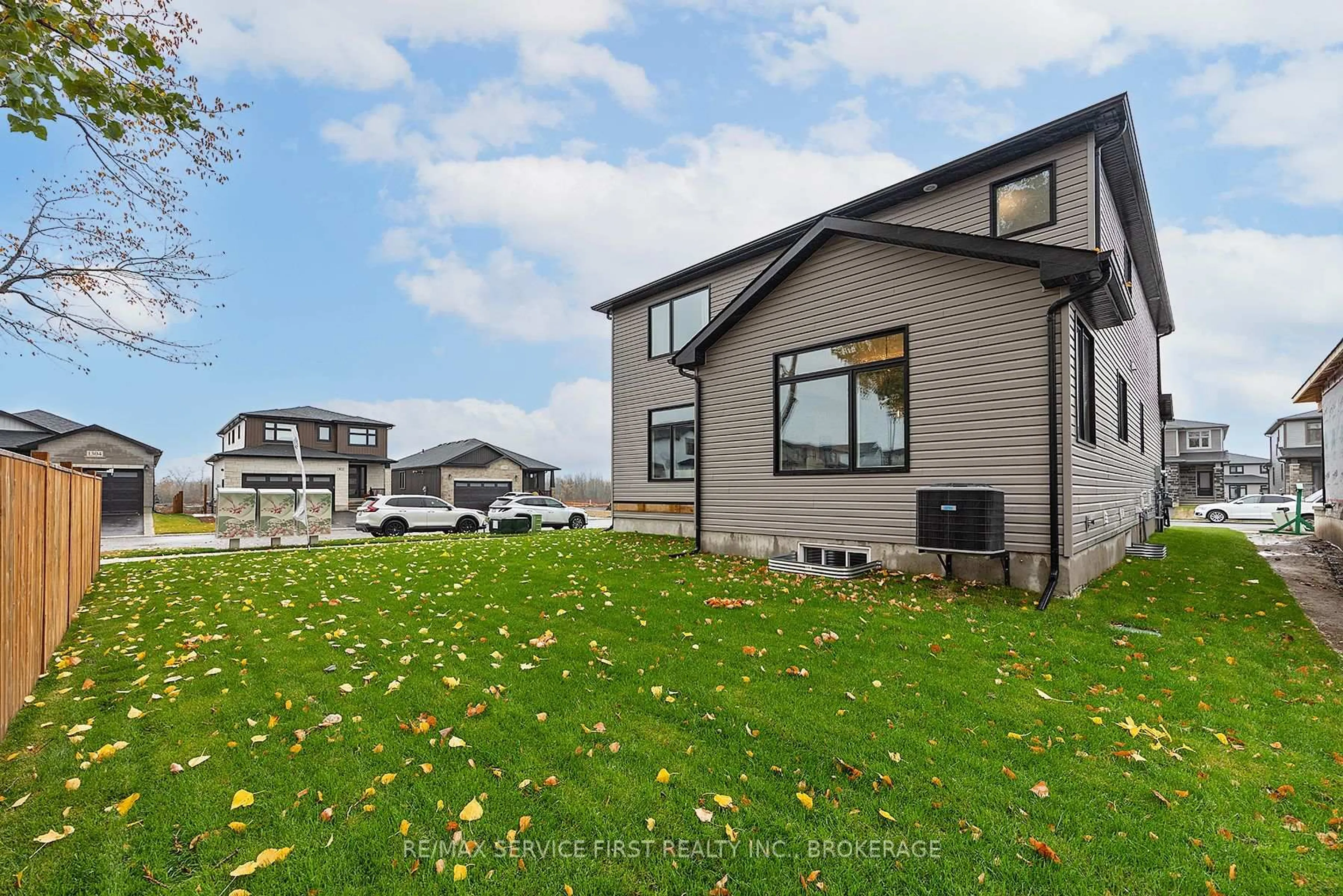 A pic from outside/outdoor area/front of a property/back of a property/a pic from drone, unknown for 1366 Woodfield Cres, Kingston Ontario K7P 0T3